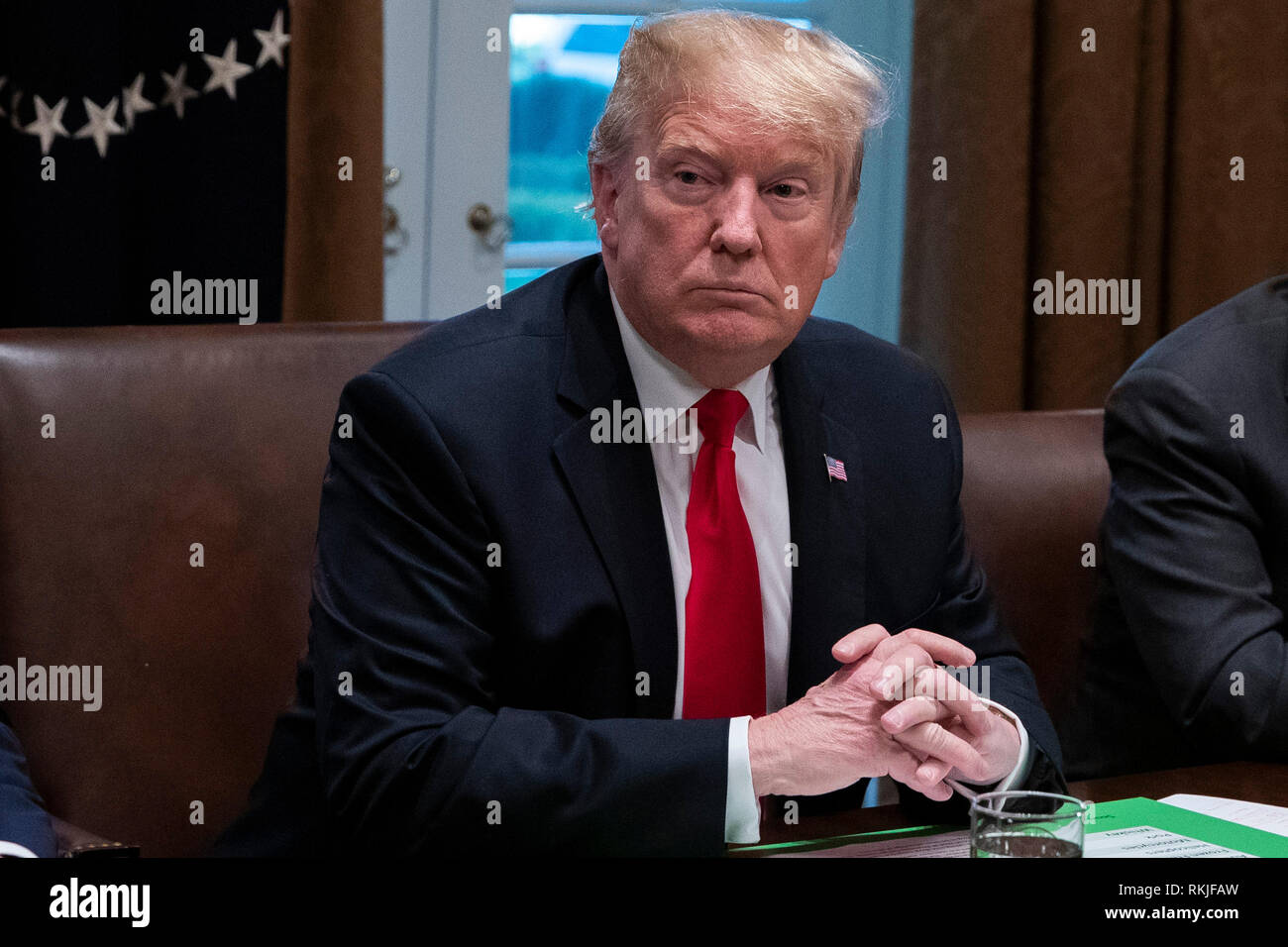 Stati Uniti Presidente Donald Trump parla ai giornalisti nel Cabinet Room come egli si prepara come egli incontra repubblicano legislatori per discutere proposte di legislazione commerciale presso la Casa Bianca a Washington D.C. il 24 gennaio 2019. Foto Stock