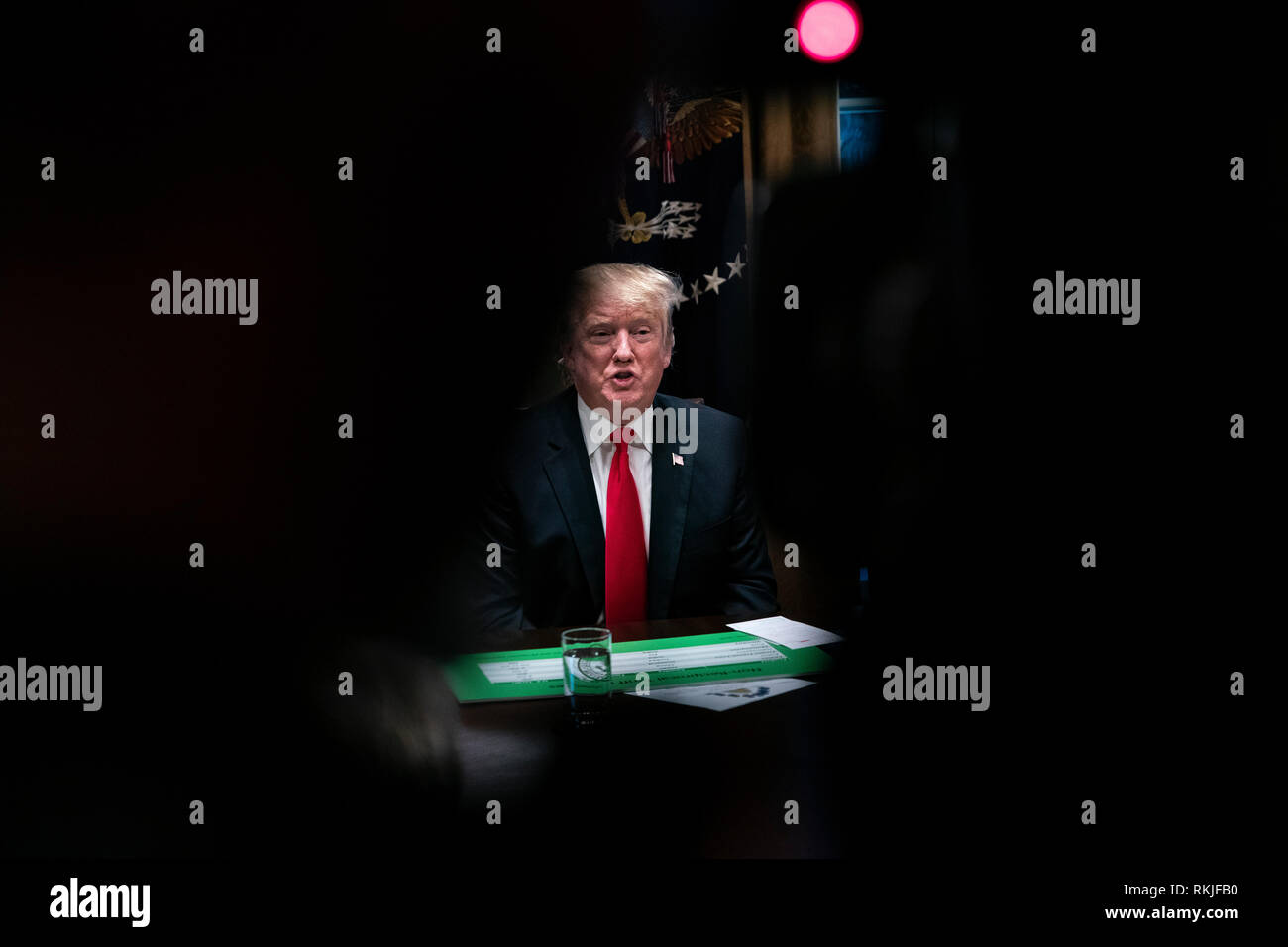 Stati Uniti Presidente Donald Trump parla ai giornalisti nel Cabinet Room come egli si prepara come egli incontra repubblicano legislatori per discutere proposte di legislazione commerciale presso la Casa Bianca a Washington D.C. il 24 gennaio 2019. Foto Stock