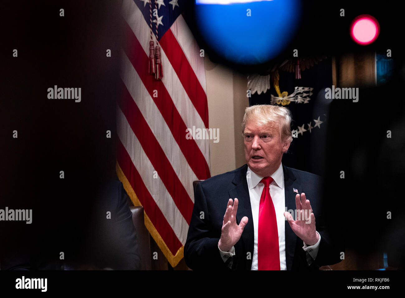 Stati Uniti Presidente Donald Trump parla ai giornalisti nel Cabinet Room come egli si prepara come egli incontra repubblicano legislatori per discutere proposte di legislazione commerciale presso la Casa Bianca a Washington D.C. il 24 gennaio 2019. Foto Stock