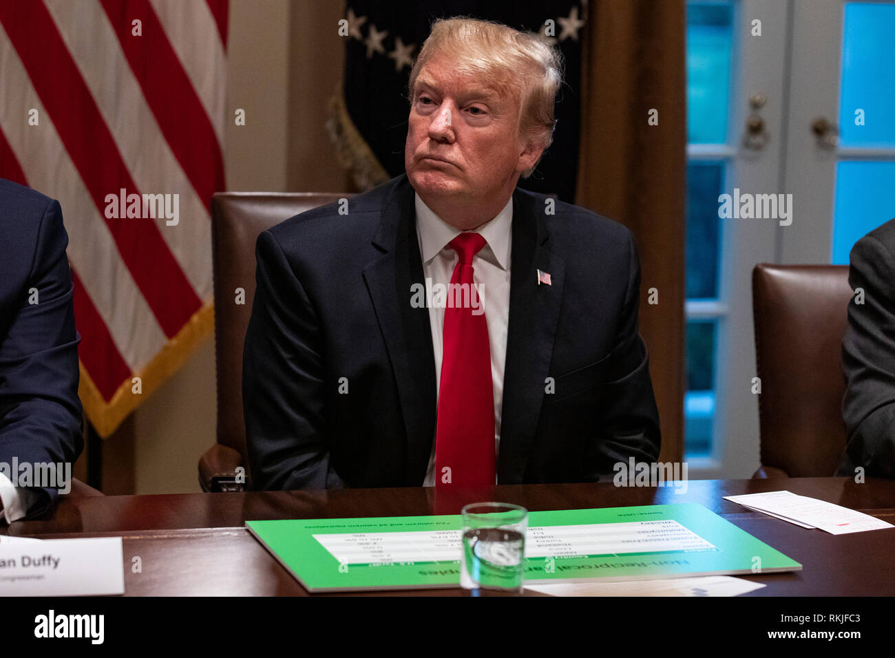 Stati Uniti Presidente Donald Trump parla ai giornalisti nel Cabinet Room come egli si prepara come egli incontra repubblicano legislatori per discutere proposte di legislazione commerciale presso la Casa Bianca a Washington D.C. il 24 gennaio 2019. Foto Stock