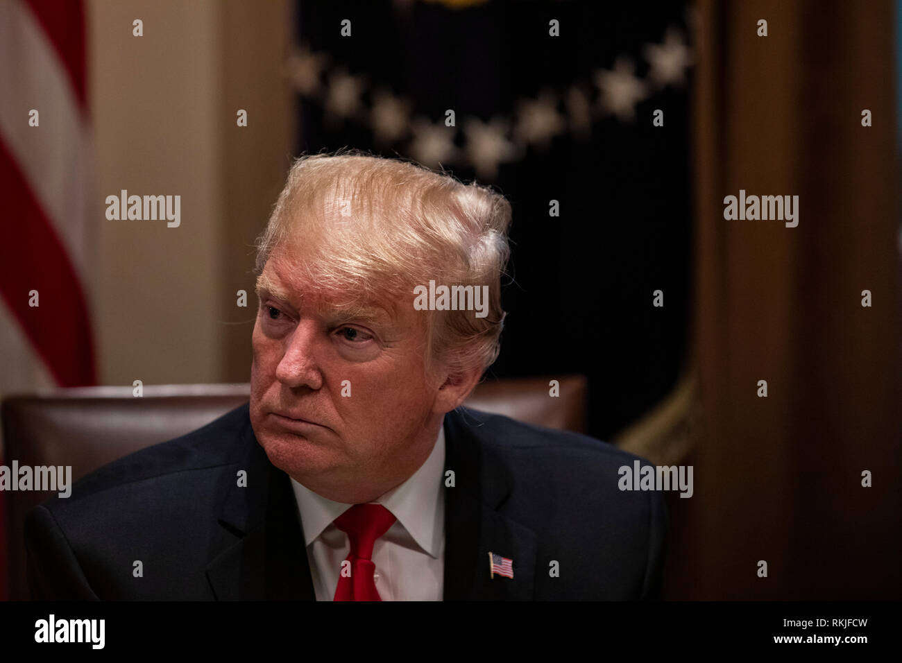 Stati Uniti Presidente Donald Trump parla ai giornalisti nel Cabinet Room come egli si prepara come egli incontra repubblicano legislatori per discutere proposte di legislazione commerciale presso la Casa Bianca a Washington D.C. il 24 gennaio 2019. Foto Stock