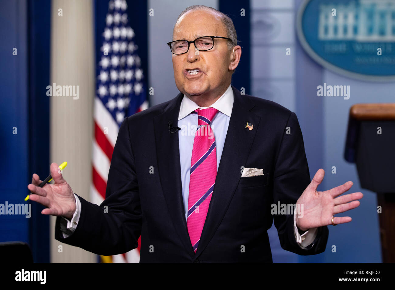 Direttore del Consiglio nazionale economico Larry Kudlow parla durante una intervista TV alla Casa Bianca a Washington D.C. il 24 gennaio 2019. Foto Stock