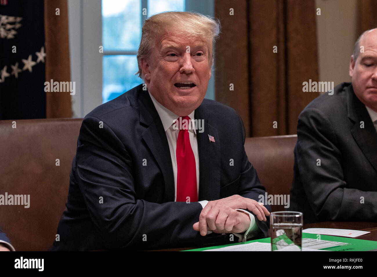 Stati Uniti Presidente Donald Trump parla ai giornalisti nel Cabinet Room come egli si prepara come egli incontra repubblicano legislatori per discutere proposte di legislazione commerciale presso la Casa Bianca a Washington D.C. il 24 gennaio 2019. Foto Stock