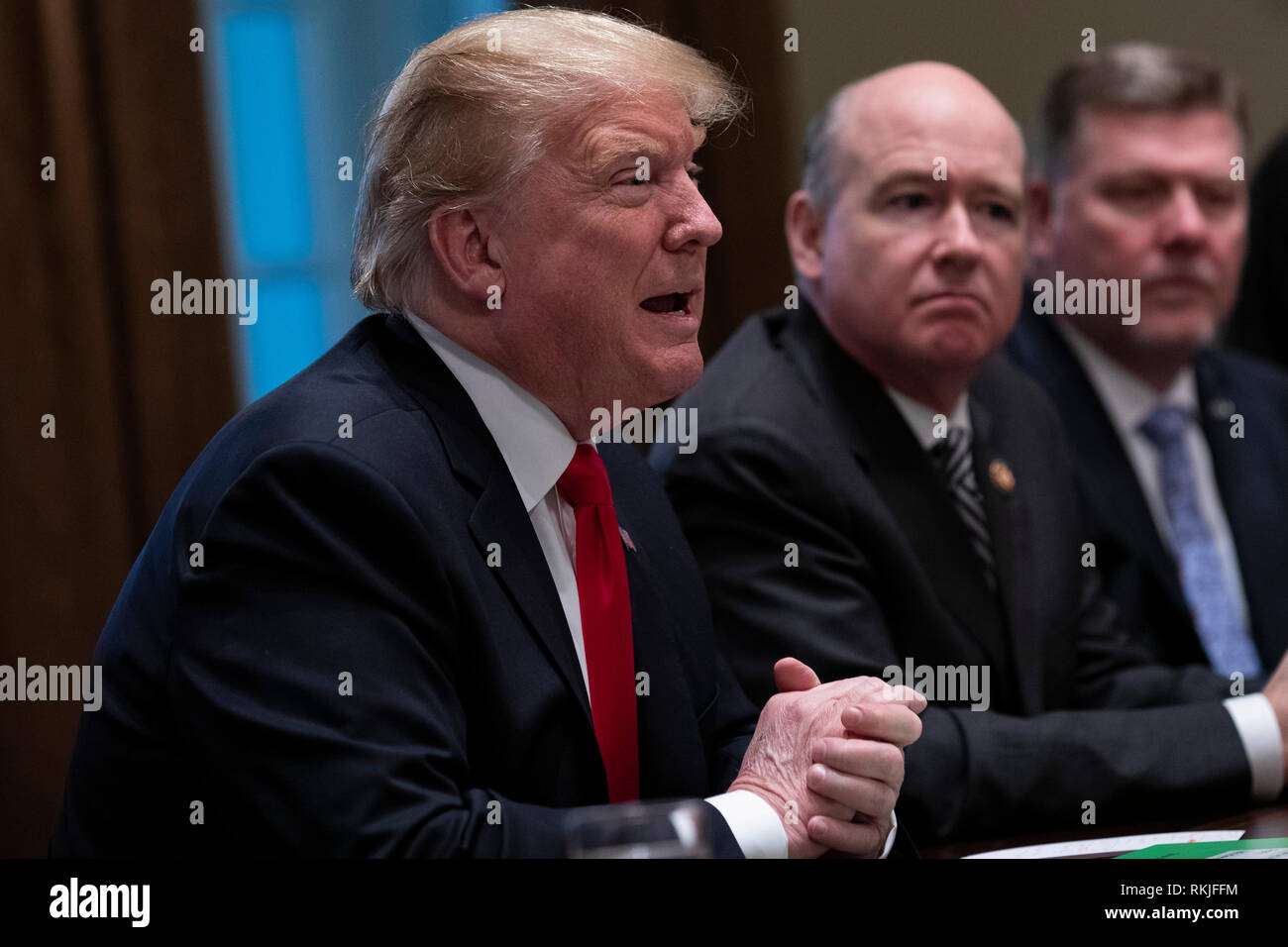 Stati Uniti Presidente Donald Trump parla ai giornalisti nel Cabinet Room come egli si prepara come egli incontra repubblicano legislatori per discutere proposte di legislazione commerciale presso la Casa Bianca a Washington D.C. il 24 gennaio 2019. Foto Stock