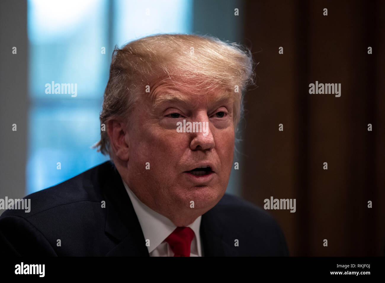 Stati Uniti Presidente Donald Trump parla ai giornalisti nel Cabinet Room come egli si prepara come egli incontra repubblicano legislatori per discutere proposte di legislazione commerciale presso la Casa Bianca a Washington D.C. il 24 gennaio 2019. Foto Stock