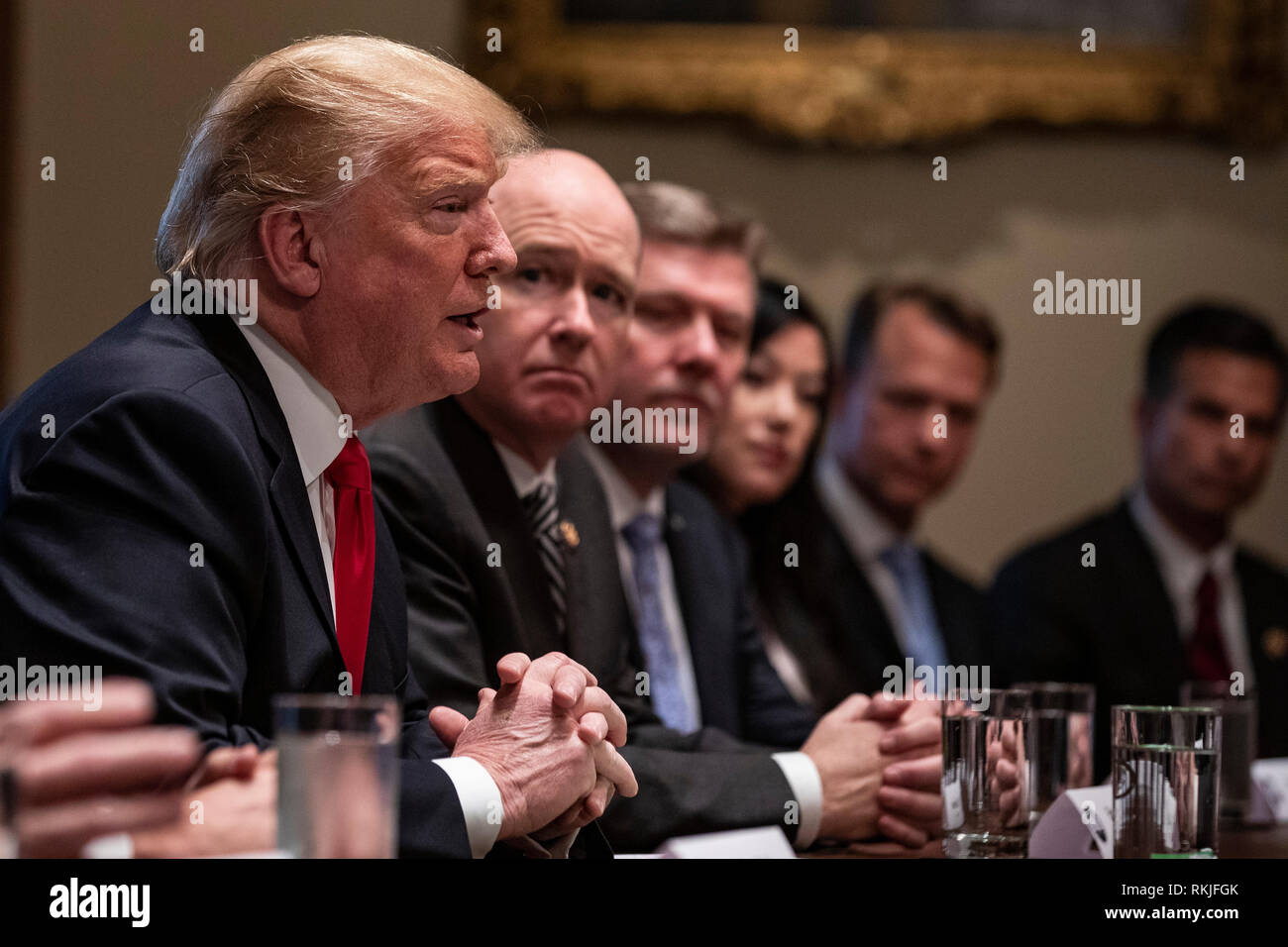 Stati Uniti Presidente Donald Trump parla ai giornalisti nel Cabinet Room come egli si prepara come egli incontra repubblicano legislatori per discutere proposte di legislazione commerciale presso la Casa Bianca a Washington D.C. il 24 gennaio 2019. Foto Stock
