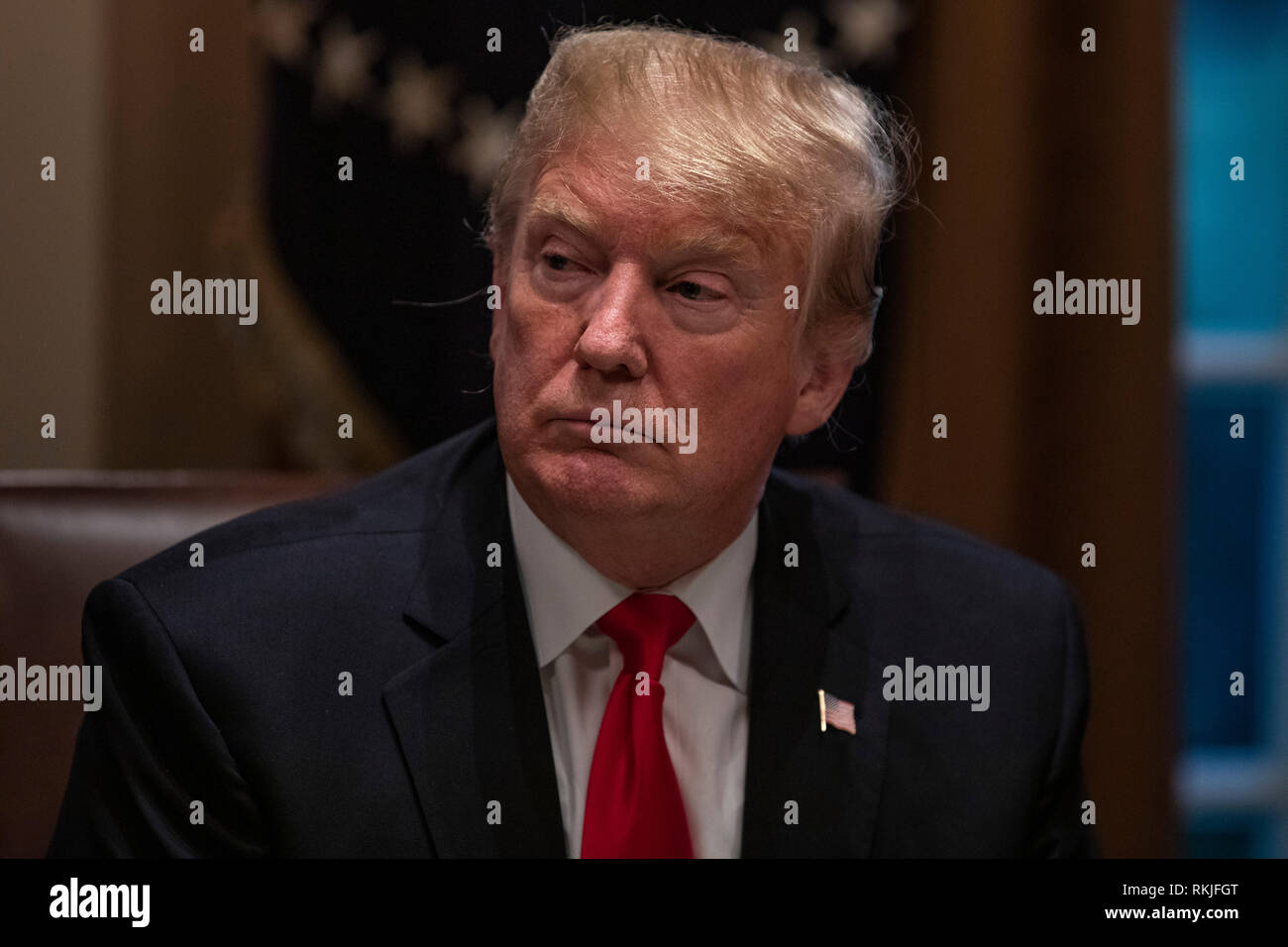 Stati Uniti Presidente Donald Trump parla ai giornalisti nel Cabinet Room come egli si prepara come egli incontra repubblicano legislatori per discutere proposte di legislazione commerciale presso la Casa Bianca a Washington D.C. il 24 gennaio 2019. Foto Stock