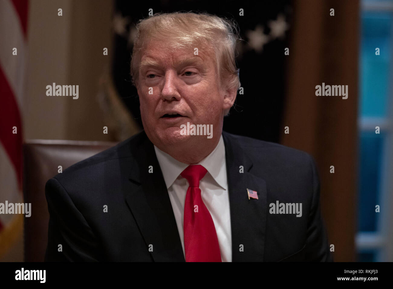 Stati Uniti Presidente Donald Trump parla ai giornalisti nel Cabinet Room come egli si prepara come egli incontra repubblicano legislatori per discutere proposte di legislazione commerciale presso la Casa Bianca a Washington D.C. il 24 gennaio 2019. Foto Stock