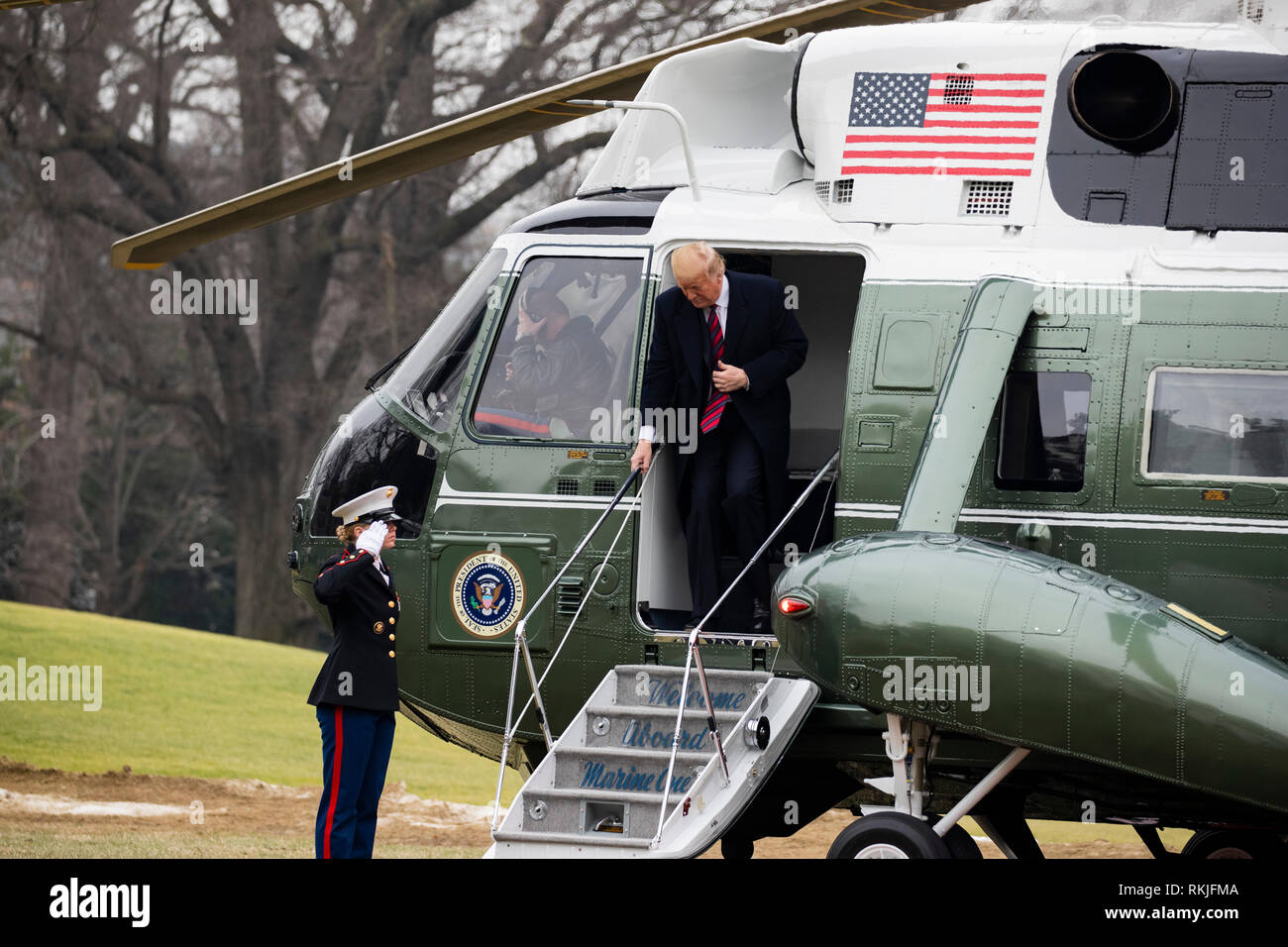 Il presidente statunitense Donald Trump arriva sulla South Lawn della Casa Bianca a bordo di un Marine in Washington, DC dopo un viaggio a Dover, Delaware dove ha visitato con le famiglie di 4 americani uccisi in Siria il 19 gennaio 2019. Foto Stock