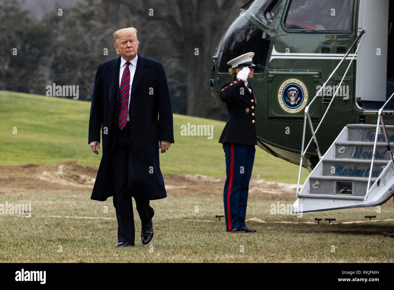 Il presidente statunitense Donald Trump arriva sulla South Lawn della Casa Bianca a bordo di un Marine in Washington, DC dopo un viaggio a Dover, Delaware dove ha visitato con le famiglie di 4 americani uccisi in Siria il 19 gennaio 2019. Foto Stock