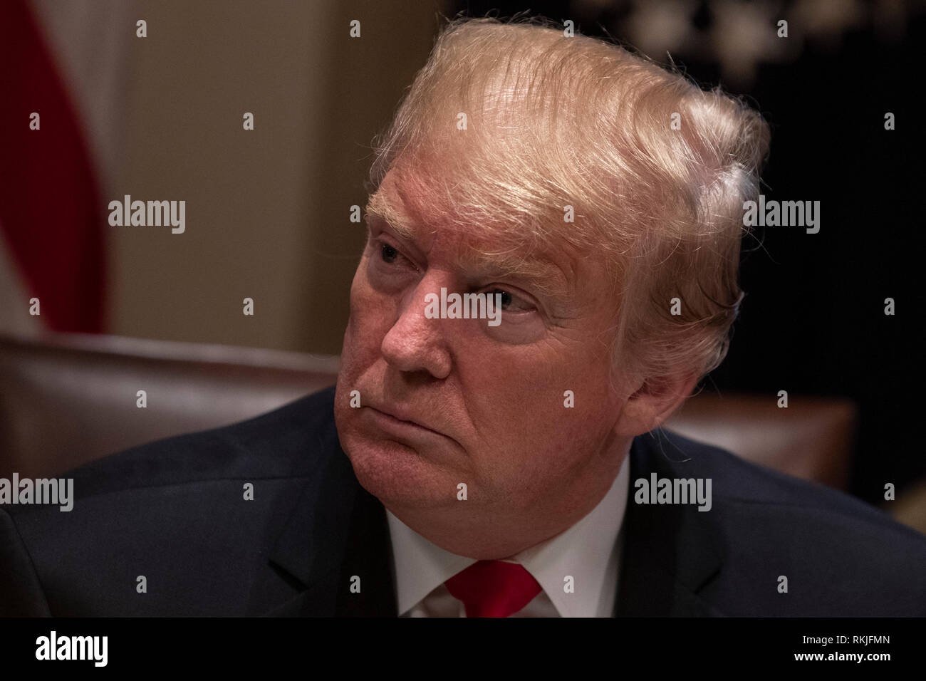 Stati Uniti Presidente Donald Trump parla ai giornalisti nel Cabinet Room come egli si prepara come egli incontra repubblicano legislatori per discutere proposte di legislazione commerciale presso la Casa Bianca a Washington D.C. il 24 gennaio 2019. Foto Stock