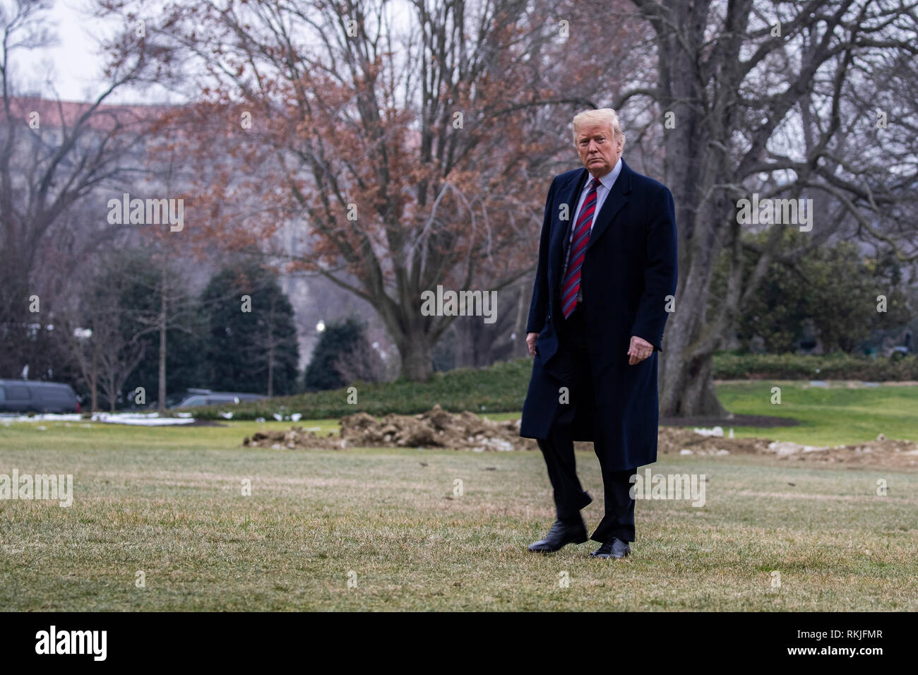 Il presidente statunitense Donald Trump arriva sulla South Lawn della Casa Bianca a bordo di un Marine in Washington, DC dopo un viaggio a Dover, Delaware dove ha visitato con le famiglie di 4 americani uccisi in Siria il 19 gennaio 2019. Foto Stock