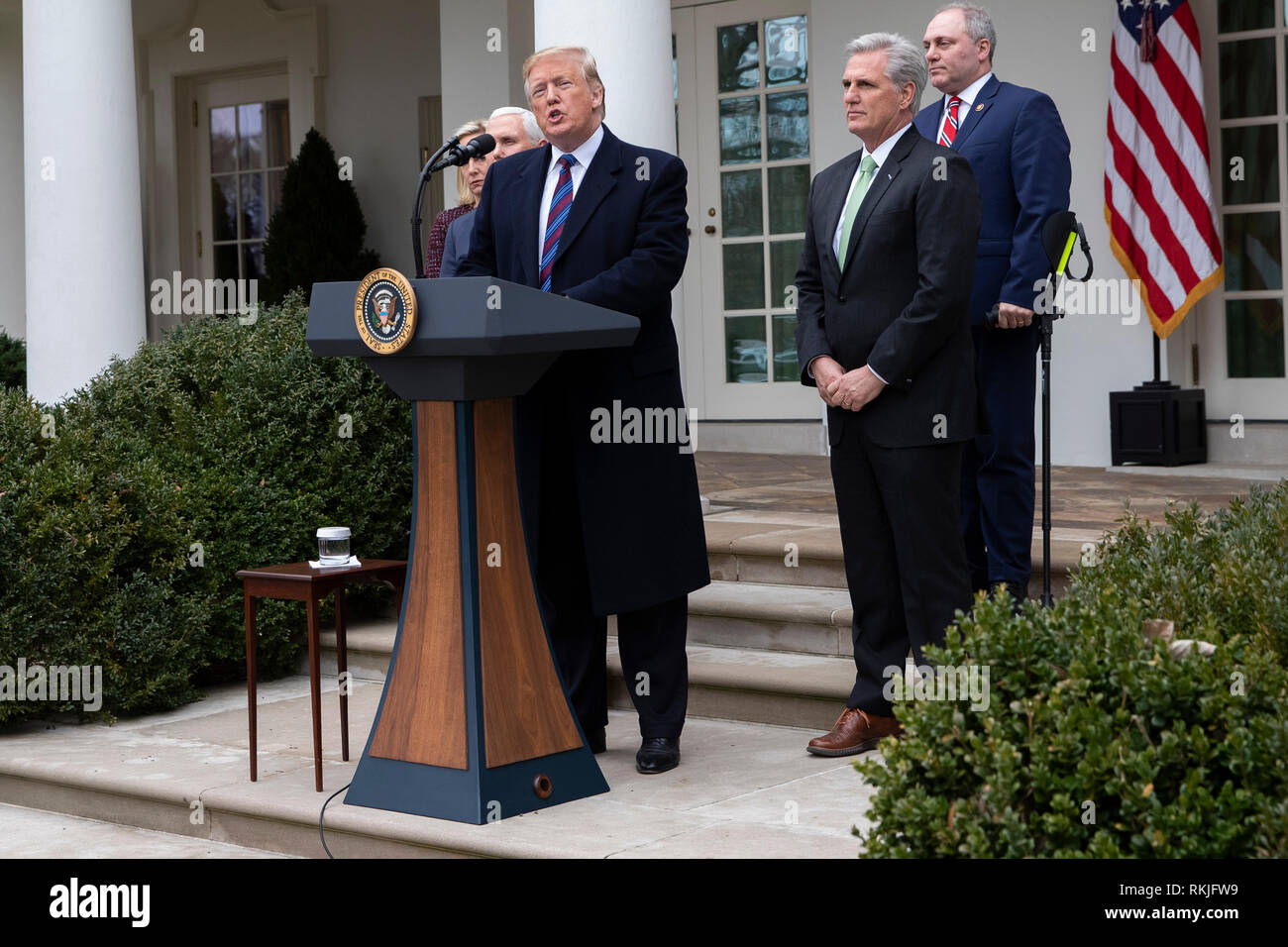 Il presidente statunitense Donald Trump parla ai giornalisti nel Giardino delle Rose della Casa Bianca il 4 gennaio 2019. Foto Stock