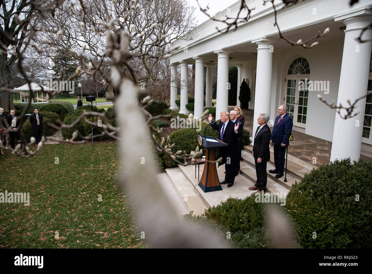 Il presidente statunitense Donald Trump parla ai giornalisti nel Giardino delle Rose della Casa Bianca il 4 gennaio 2019. Foto Stock