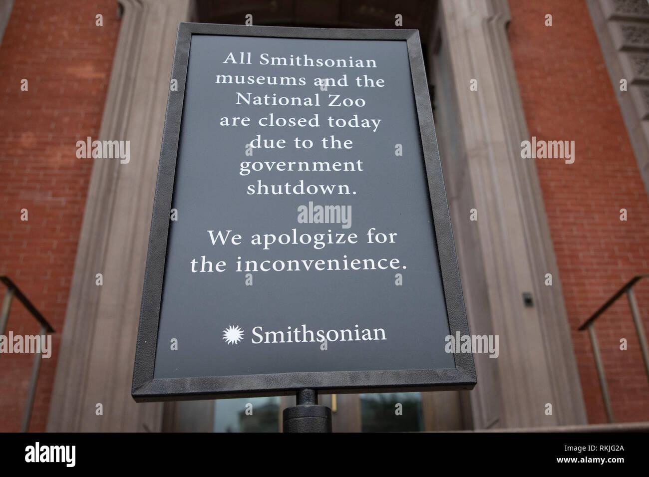 Lettura del segno " Tutti i Musei Smithsoniani e lo Zoo Nazionale sono chiusi di oggi a causa di il governo di arresto. Ci scusiamo per il disagio. Foto Stock