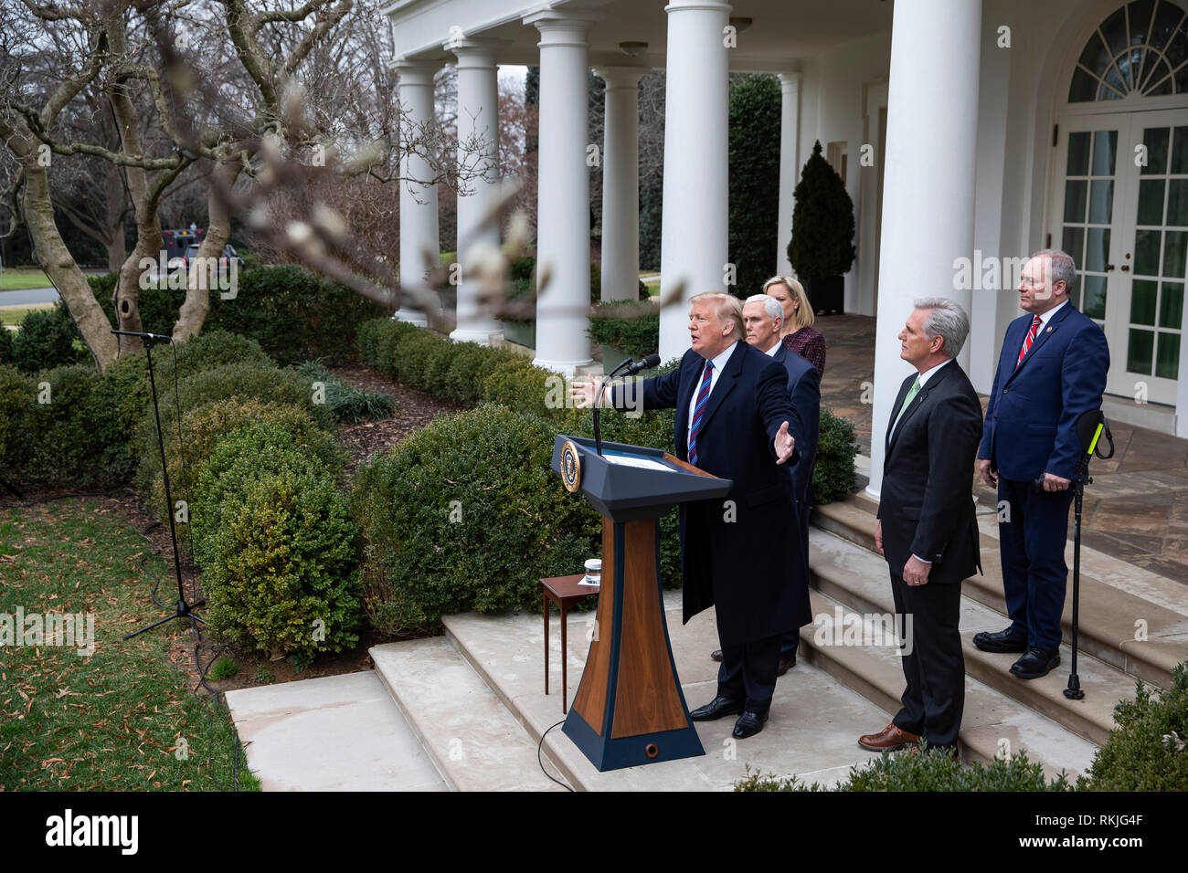 Il presidente statunitense Donald Trump parla ai giornalisti nel Giardino delle Rose della Casa Bianca il 4 gennaio 2019. Foto Stock