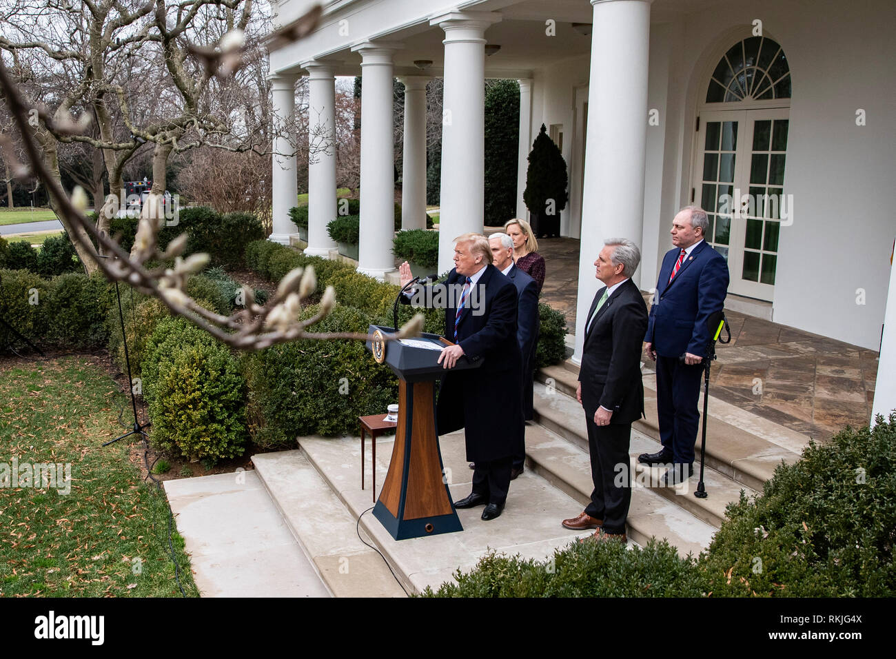 Il presidente statunitense Donald Trump parla ai giornalisti nel Giardino delle Rose della Casa Bianca il 4 gennaio 2019. Foto Stock