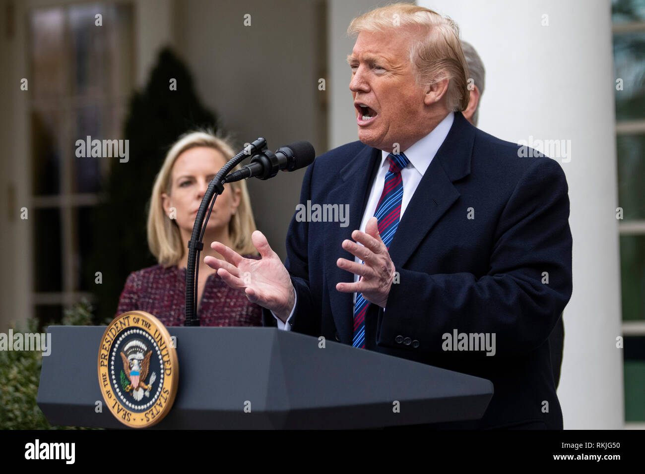 Il presidente statunitense Donald Trump parla ai giornalisti nel Giardino delle Rose della Casa Bianca il 4 gennaio 2019. Foto Stock