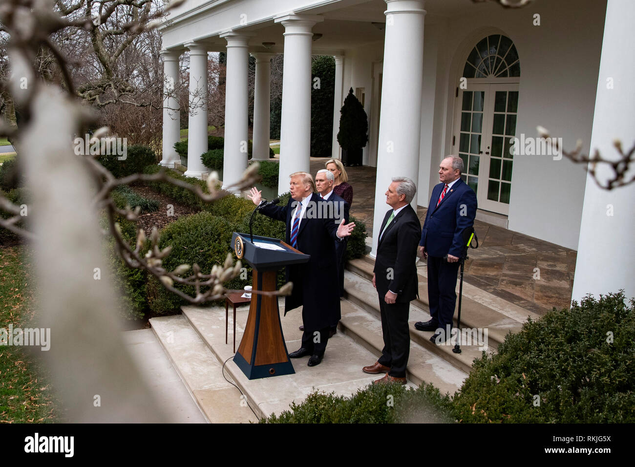 Il presidente statunitense Donald Trump parla ai giornalisti nel Giardino delle Rose della Casa Bianca il 4 gennaio 2019. Foto Stock