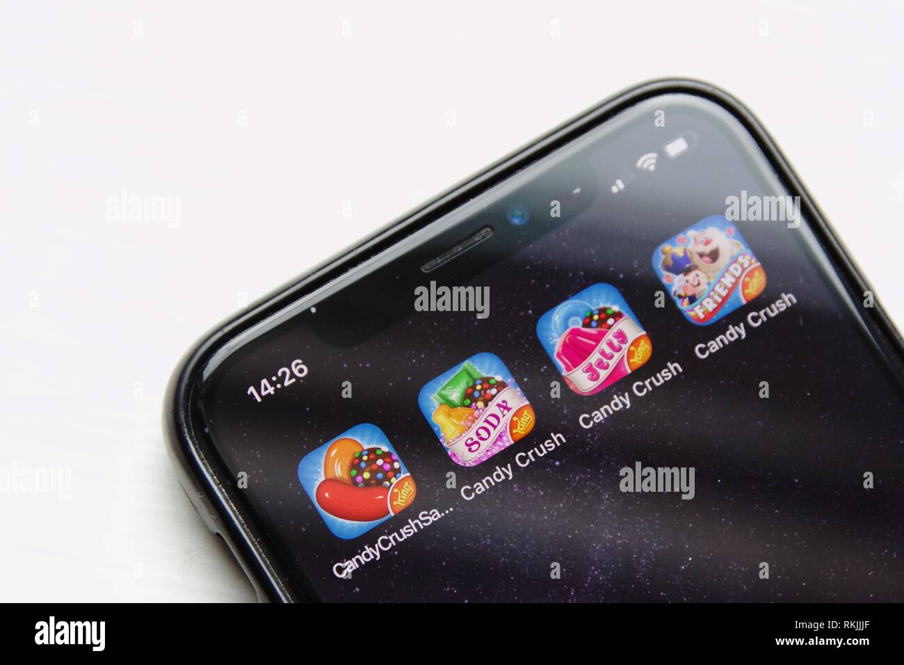 Quattro Candy Crush Saga giochi su un iPhone X contro uno sfondo bianco.  Tutti e quattro i candy i giochi sono fatti da re Foto stock - Alamy
