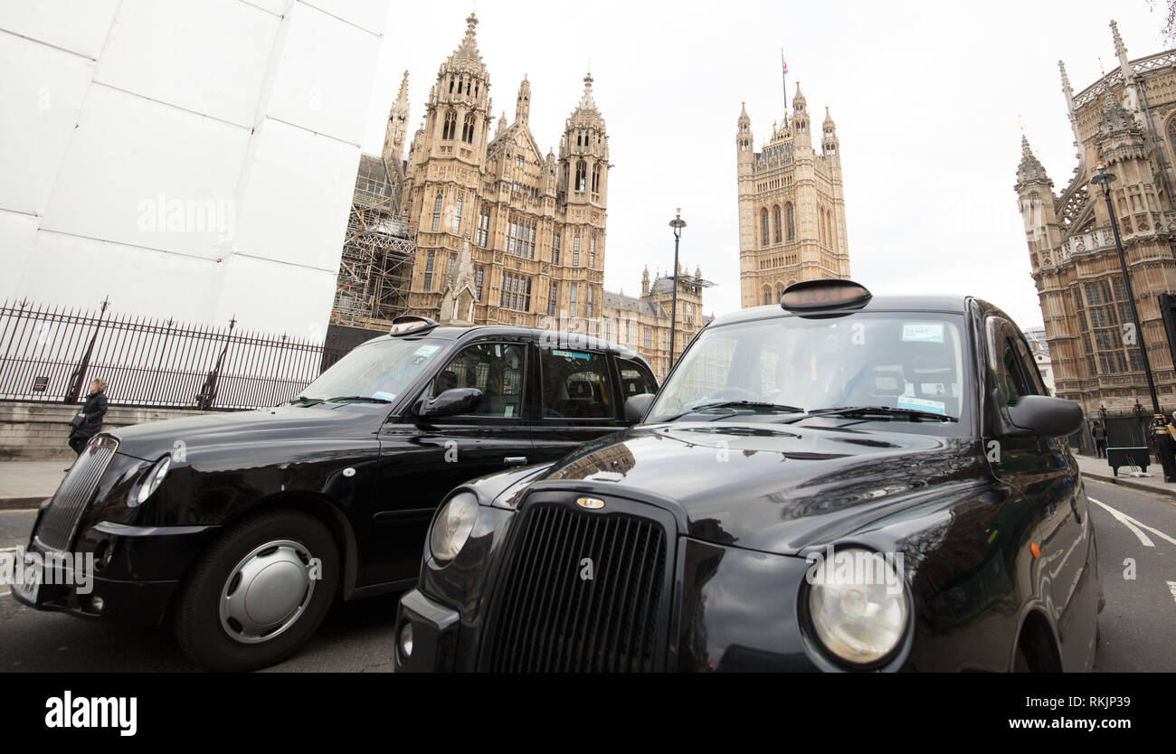 Londra, Regno Unito. Xi Febbraio 2019. Londra autisti di taxi autorizzati portare il traffico al fermo intorno a piazza del Parlamento, Westminster, London, per protestare contro le politiche dei trasporti per Londra (TfL) e Sindaco Khan. Credito: Joe Kuis / Alamy Live News Foto Stock