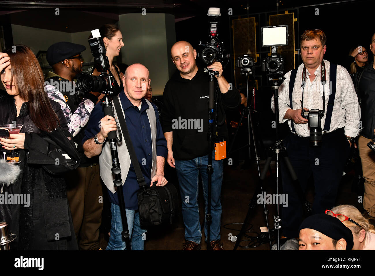 Londra, Regno Unito. Xi Febbraio, 2019. Izabela Calik di moda di lusso degli host di rete al IC visualizza con X Factor cantanti Fashio9n mostra davanti a LFW Inverno 2019 con sorprendente affollata nel cuore di Soho, Londra, Regno Unito. 11 feb 2019. Credito: Picture Capital/Alamy Live News Foto Stock