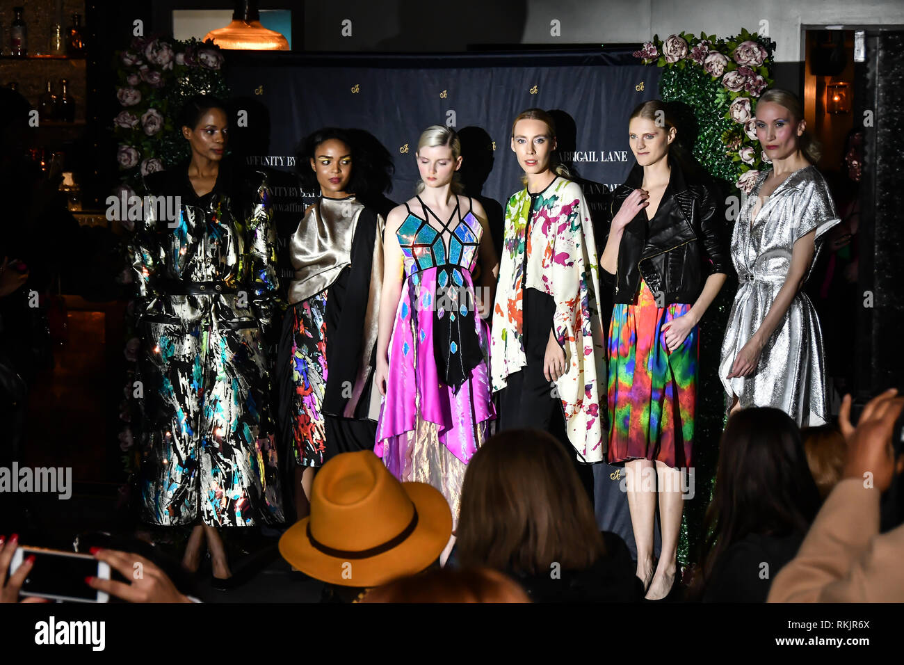 Londra, Regno Unito. Xi Febbraio, 2019. Izabela Calik di moda di lusso degli host di rete al IC visualizza con X Factor cantanti Fashio9n mostra davanti a LFW Inverno 2019 con sorprendente affollata nel cuore di Soho, Londra, Regno Unito. 11 feb 2019. Credito: Picture Capital/Alamy Live News Foto Stock