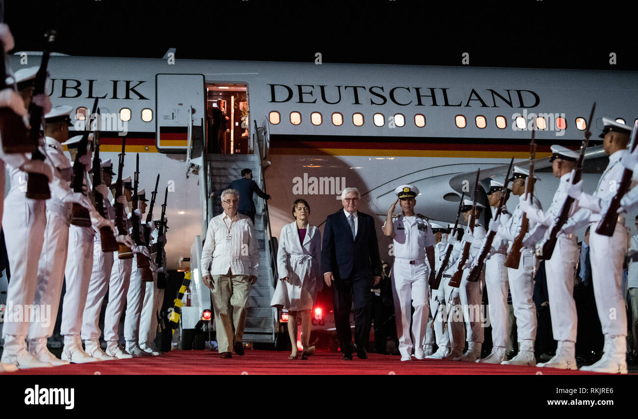 Cartagena, Colombia. Xi Febbraio, 2019. Il Presidente federale Frank-Walter Steinmeier e sua moglie Elke Büdenbender arriva a Rafael Nunez Aeroporto. Il Presidente federale Steinmeier e sua moglie sono in visita in Colombia ed Ecuador in occasione di Alexander von Humboldt's 250° compleanno come parte di una cinque giorni di viaggio in America Latina. Credito: Bernd von Jutrczenka/dpa/Alamy Live News Foto Stock