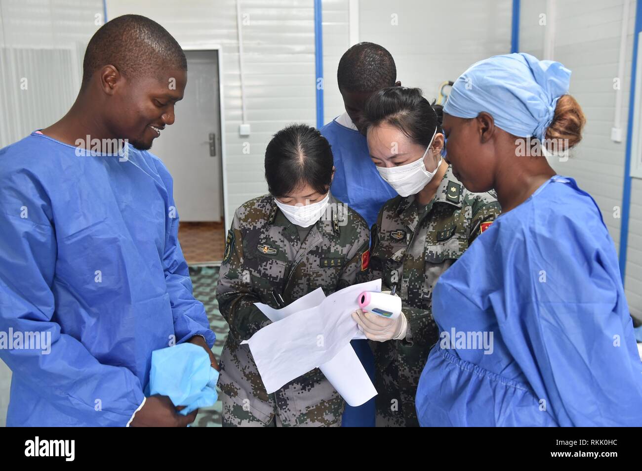 (190212) -- PECHINO, febbraio 12, 2019 (Xinhua) -- medici locali lavoratori ricevono una formazione da medici cinesi sul trattamento di Ebola a Monrovia, Liberia, Dicembre 3, 2014. (Xinhua/Yang Guoyu) Foto Stock