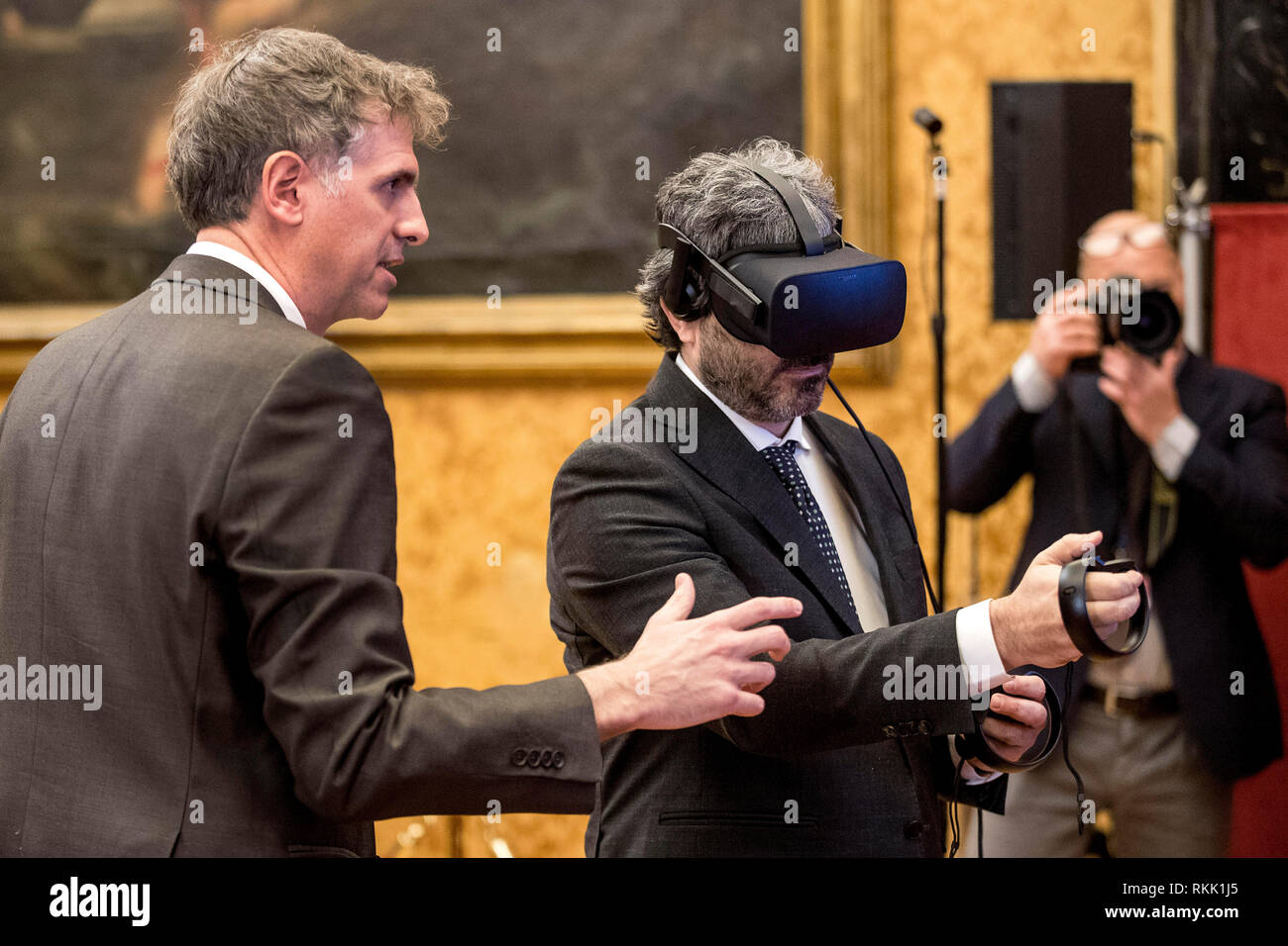 Foto di Roberto Monaldo / LaPresse 12-02-2019 Roma Italiano Camera dei Deputati - Convegno "Matera 2019: 5G e digitale al servizio della cultura" nella foto il presidente della telecamera Roberto Fico simula una visita alle chiese rupestri di Matera Photo Roberto Monaldo / LaPresse 12-02-2019 Roma (Italia) Camera dei Deputati - Incontro "Matera 2019: 5G e digitale al servizio della cultura " nel pic il Presidente della Camera dei Deputati Roberto Fico durante la simulazione di una visita alle chiese rupestri di Matera Foto Stock
