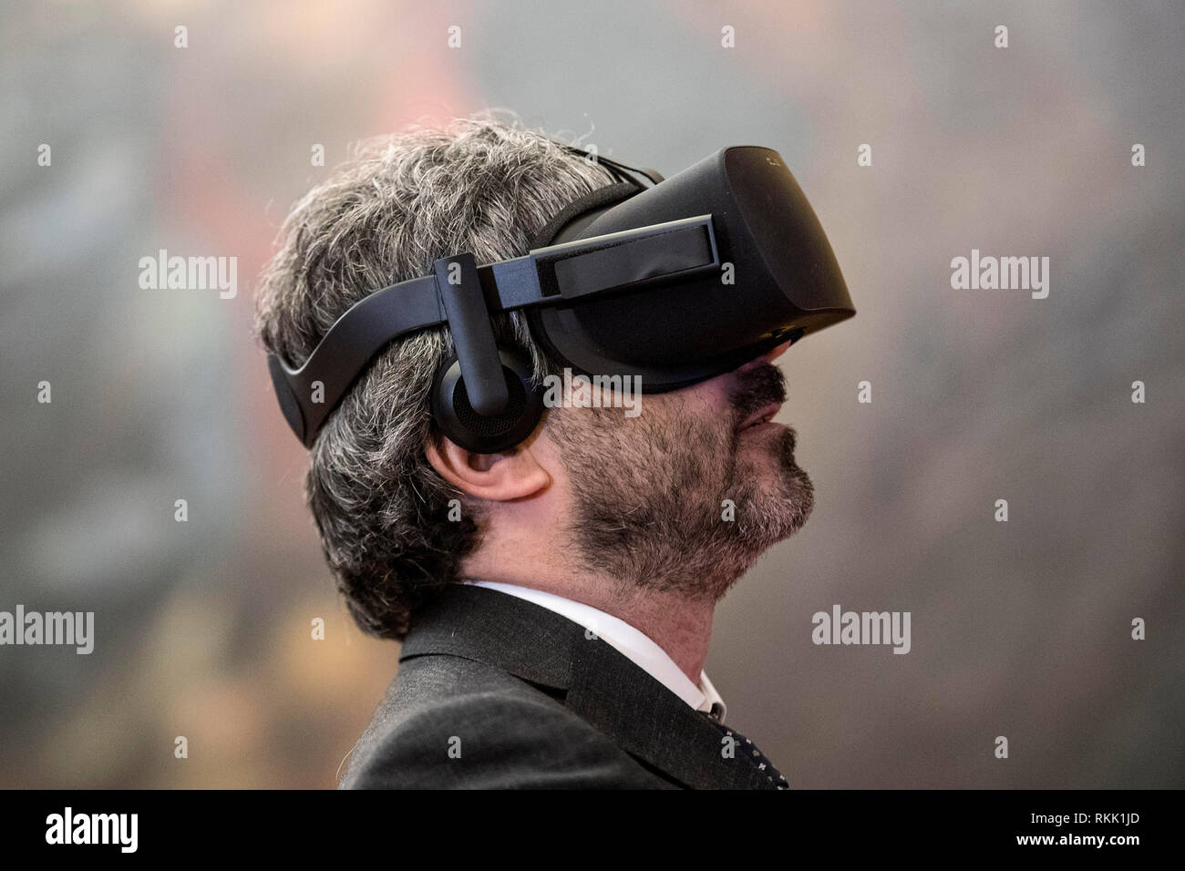 Foto di Roberto Monaldo / LaPresse 12-02-2019 Roma Italiano Camera dei Deputati - Convegno "Matera 2019: 5G e digitale al servizio della cultura" nella foto il presidente della telecamera Roberto Fico simula una visita alle chiese rupestri di Matera Photo Roberto Monaldo / LaPresse 12-02-2019 Roma (Italia) Camera dei Deputati - Incontro "Matera 2019: 5G e digitale al servizio della cultura " nel pic il Presidente della Camera dei Deputati Roberto Fico durante la simulazione di una visita alle chiese rupestri di Matera Foto Stock