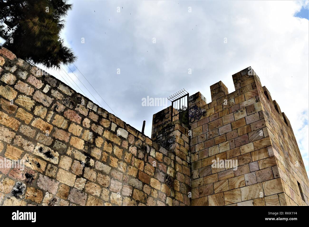 Izmir, Turchia. 28 gen, 2019. Graffiti sono esposti sulle pareti di Genoese-Ottoman cinque porte castello nella città vecchia. Credito: Altan Gocher | in tutto il mondo di utilizzo/dpa/Alamy Live News Foto Stock