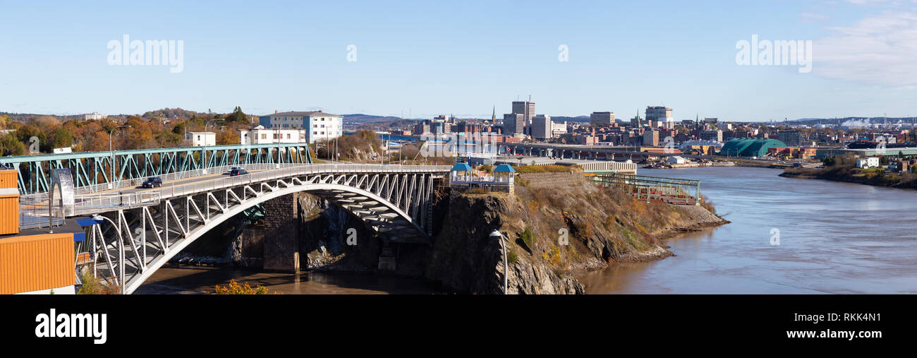 San Giovanni, New Brunswick, Canada - 21 Ottobre 2018: vista panoramica di inversione ponte cade durante una giornata di sole. Foto Stock