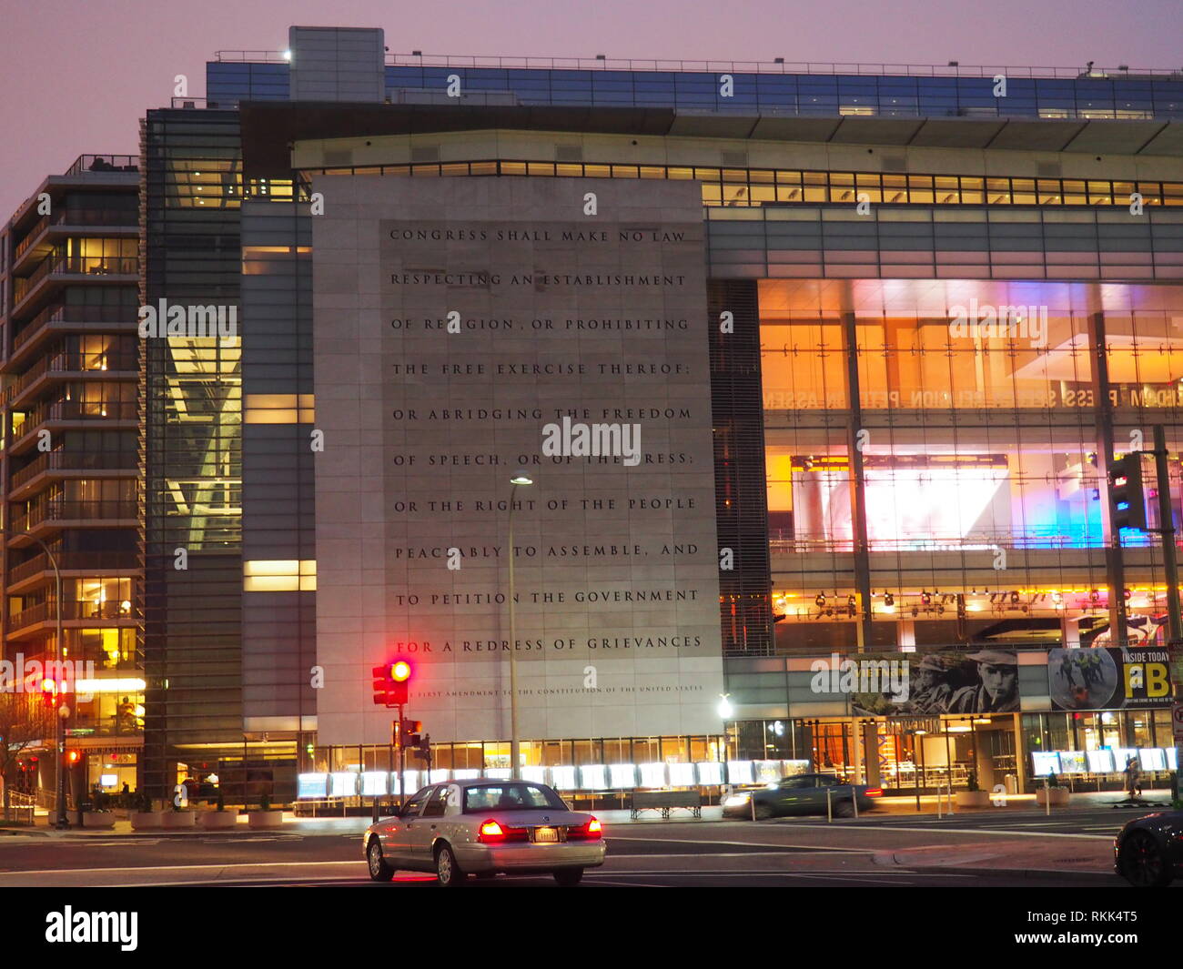 "Primo Emendamento sulla facciata Newseum su Constitution Avenue di notte, Washington DC - USA Foto Stock