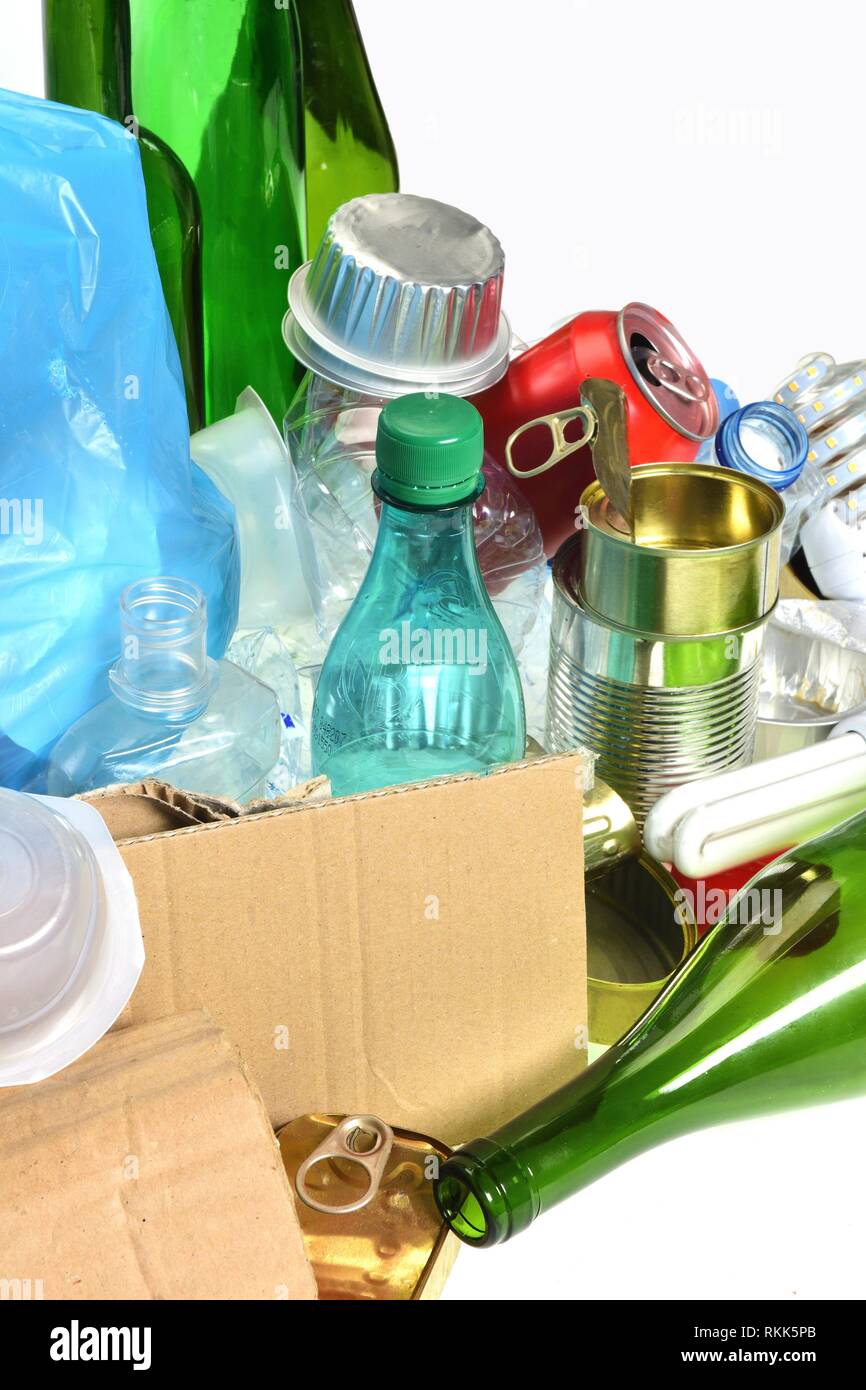 Cestino per il riciclaggio con le bottiglie di vetro, lattine, bottiglie di  plastica e la lampadina Foto stock - Alamy