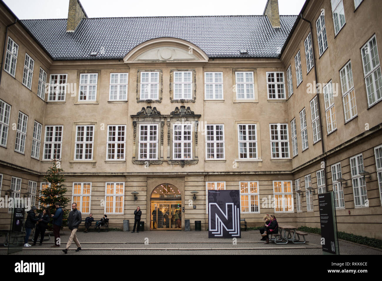 Ingresso al museo nazionale di Danimarca a Copenaghen con i visitatori Foto Stock