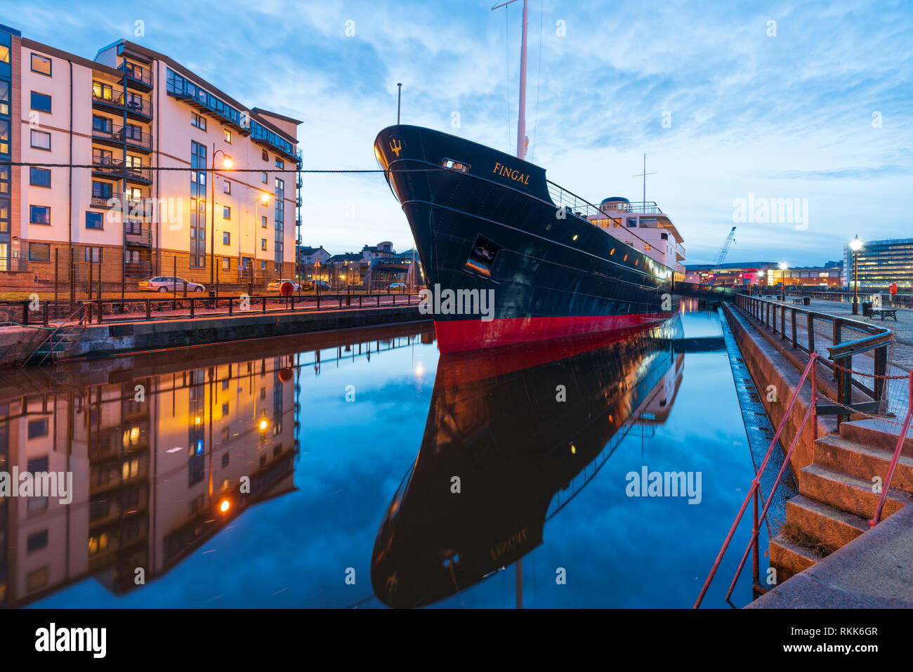 Vista notturna di nuovo Fingal hotel galleggiante in Leith Docks, Edimburgo, Scozia, Regno Unito Foto Stock