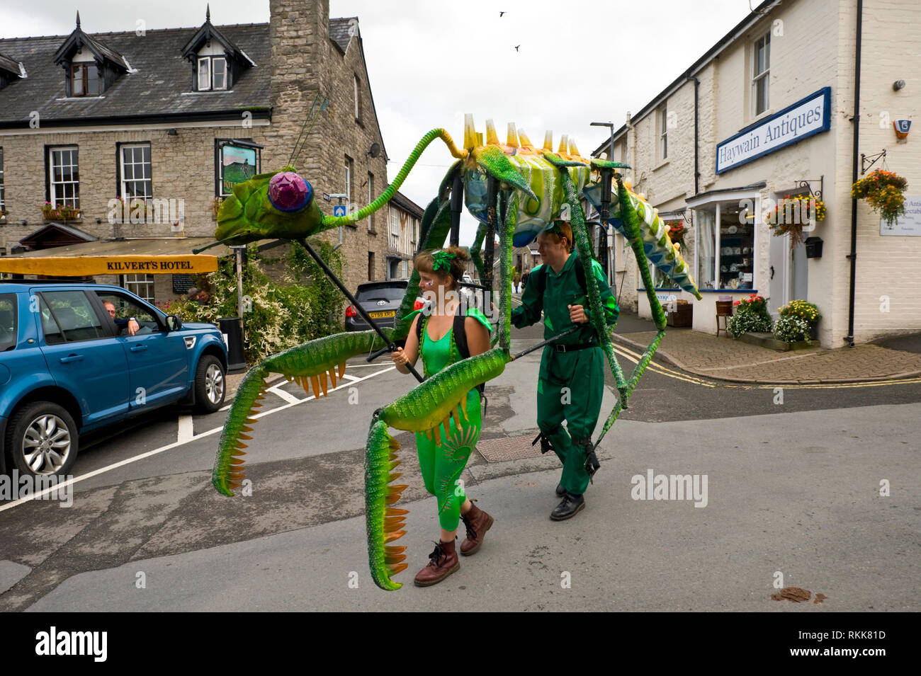 Grande verde mantide religiosa un automa parte di un progetto artistico essendo sfilavano attorno al centro abitato di Hay on Wye Powys Wales UK Foto Stock