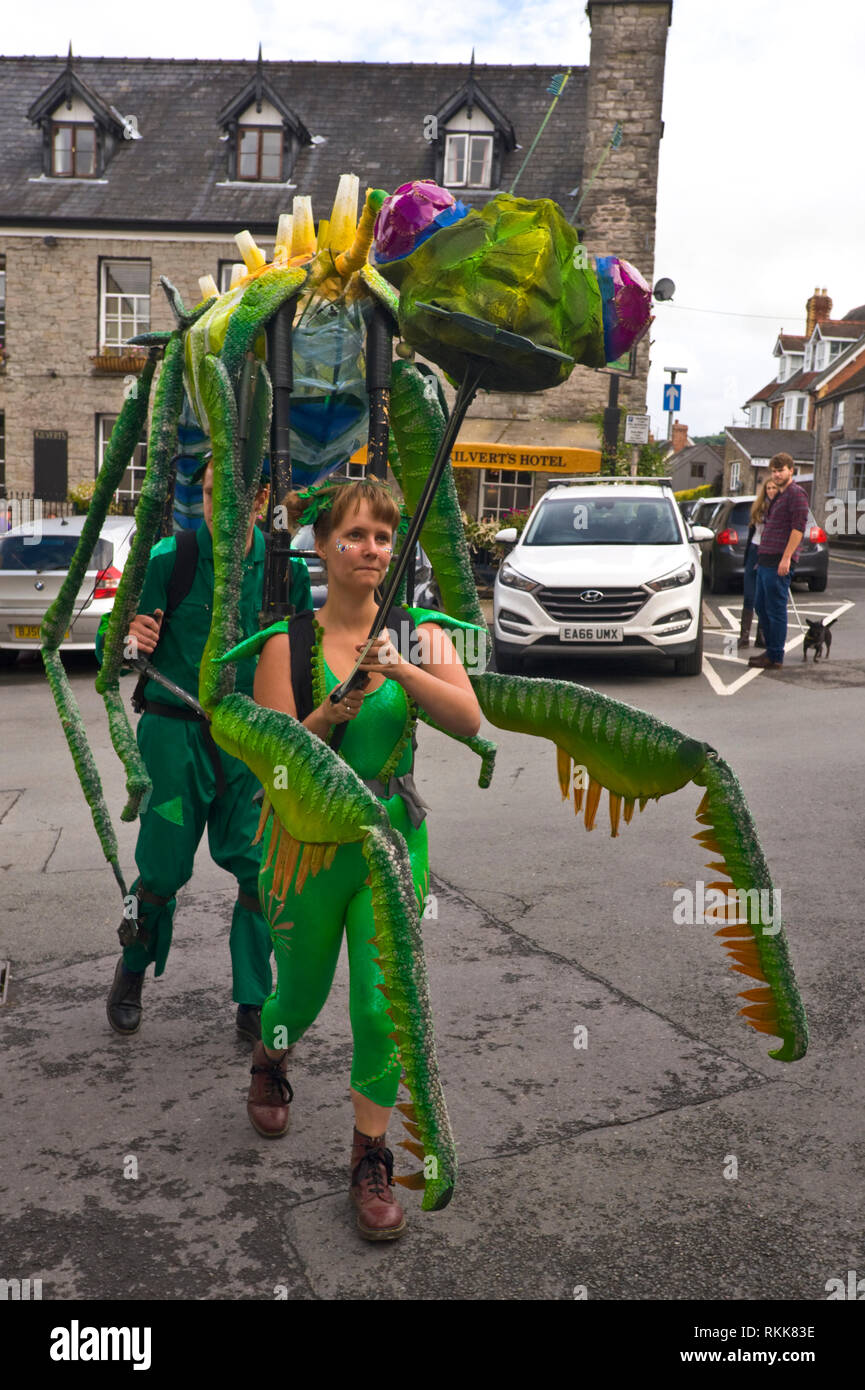 Grande verde mantide religiosa un automa parte di un progetto artistico essendo sfilavano attorno al centro abitato di Hay on Wye Powys Wales UK Foto Stock