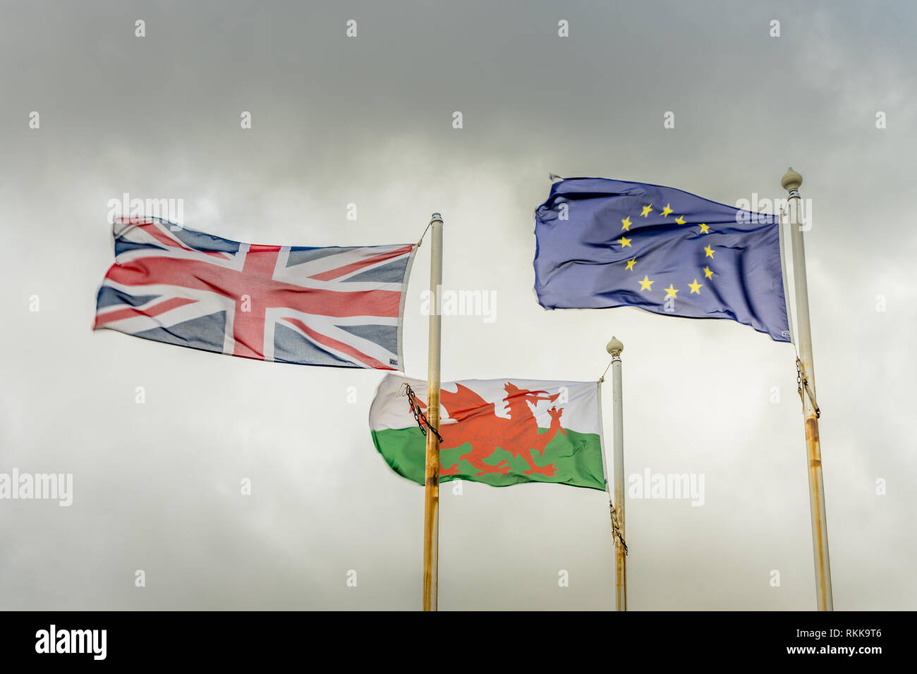 Il Drago Rosso bandiera del Galles, l'Unione europea (UE) e alla bandiera Union Jack (UK flag) Foto Stock