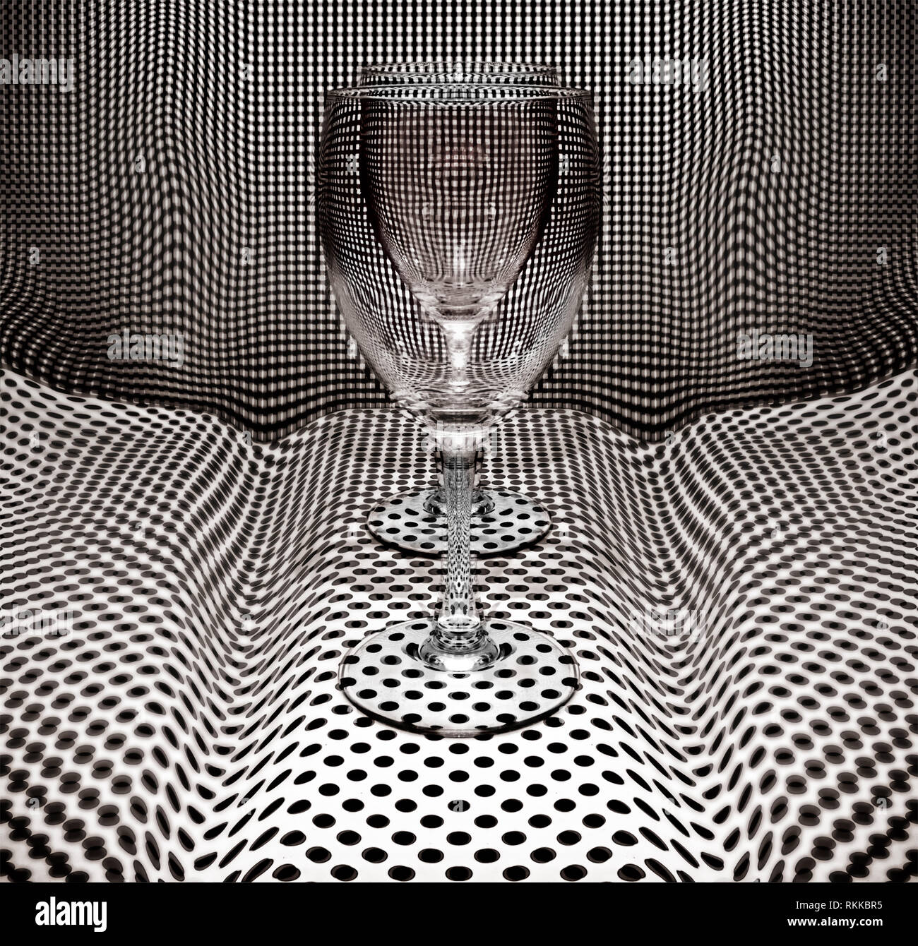 Illusione 2 bicchieri di vino in perfetta simmetria Foto Stock