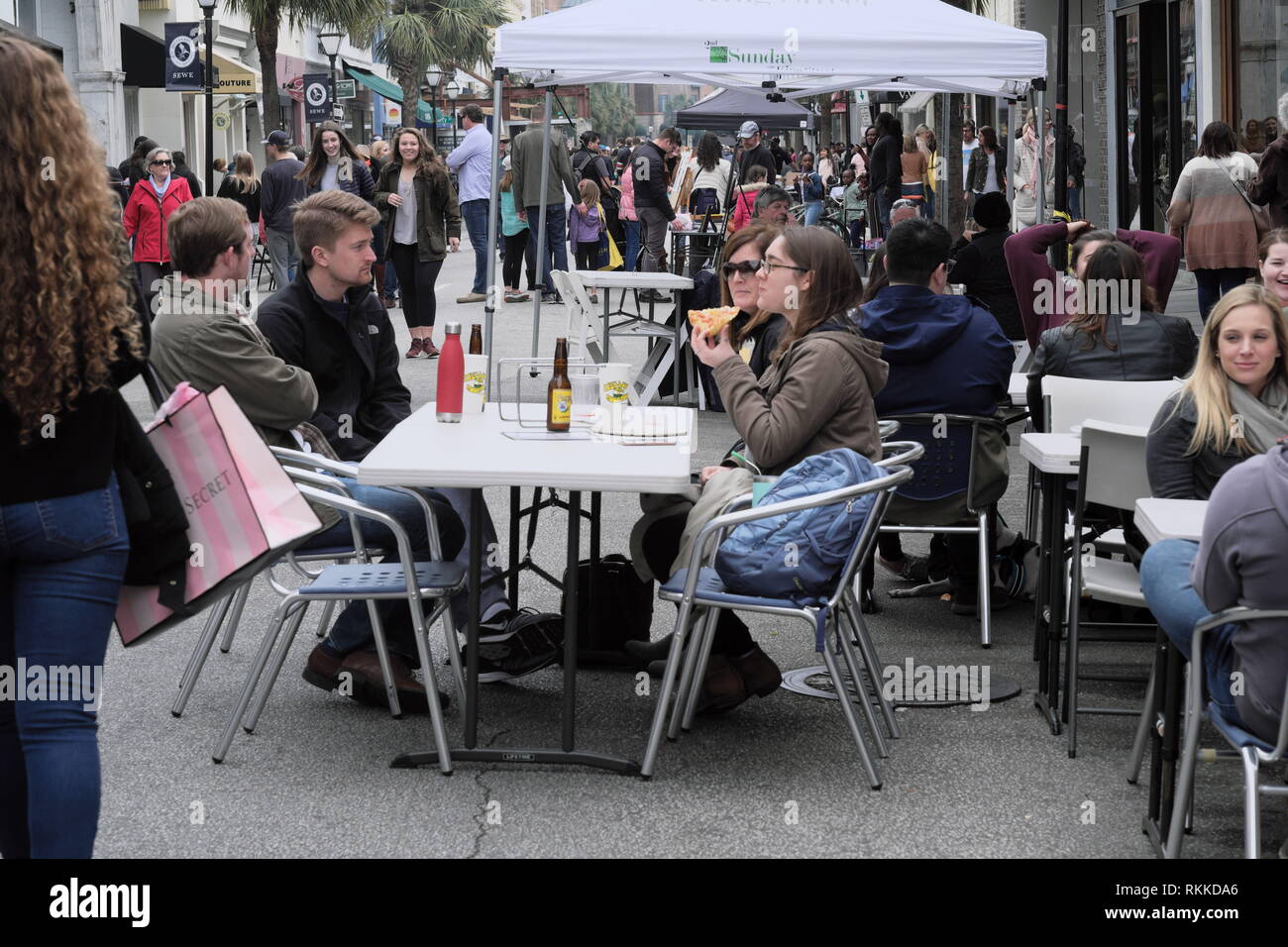 Food Court su strada con nessun traffico consentito mangiare a tabelle Foto Stock