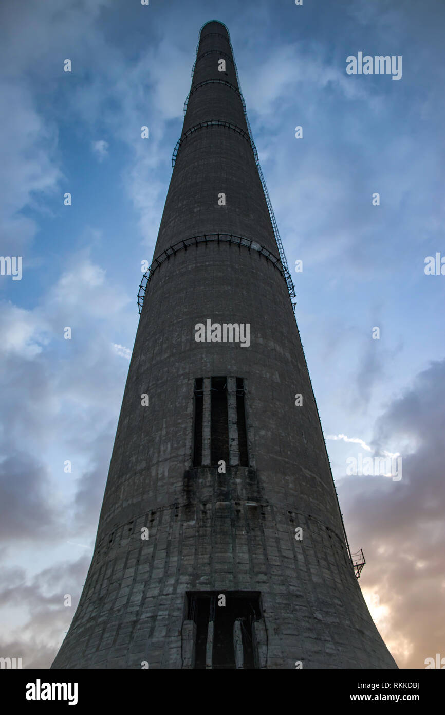 Un alto round tower Foto Stock