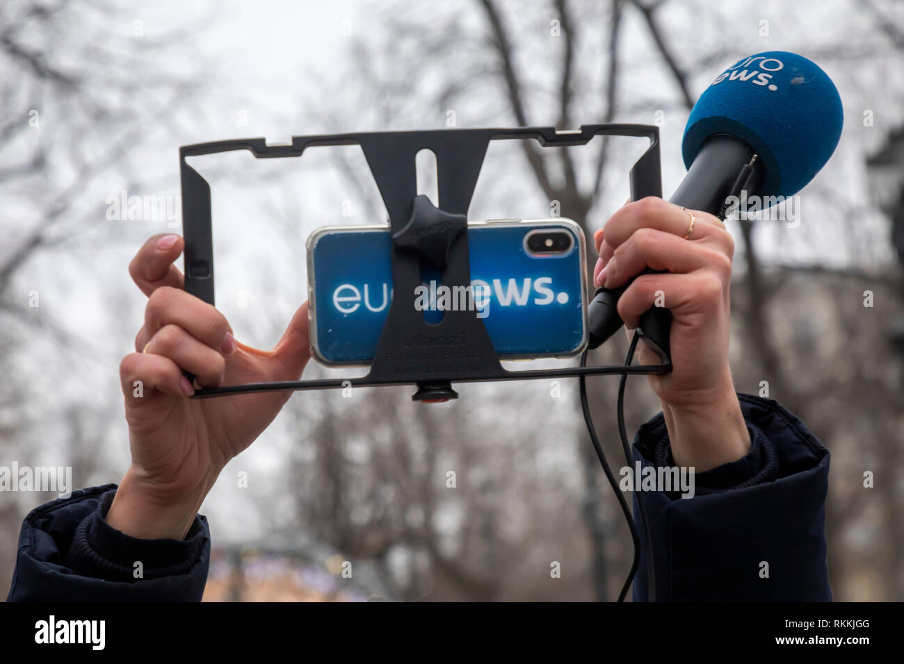 Euronews corrispondente report live da una strada azione politica in una città Foto Stock