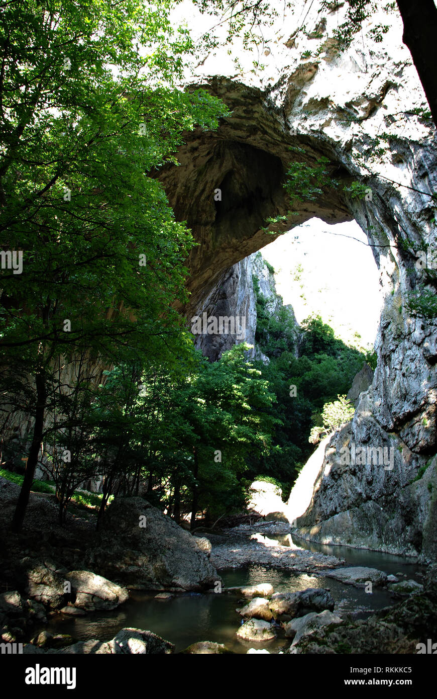 In Serbia orientale, nella gola del fiume Vratna, tre ponti naturali (archi) si trovano - Mala Prerast, Velika Prerast e la Suva Prerast. Mala Pr Foto Stock