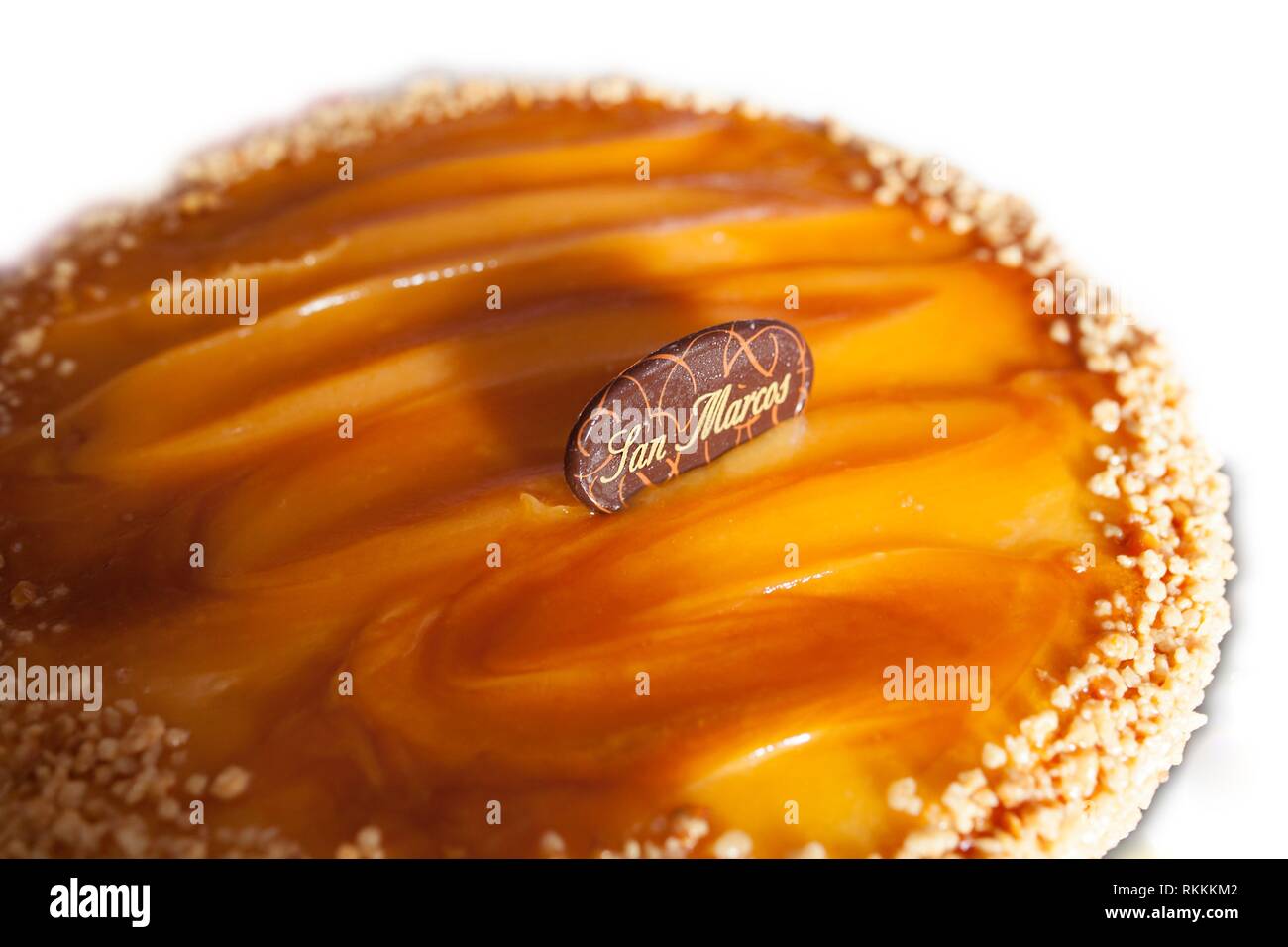 San Marco torta, spugna spagnolo tipicamente consumato sulle celebrazioni.  Isolato su bianco Foto stock - Alamy