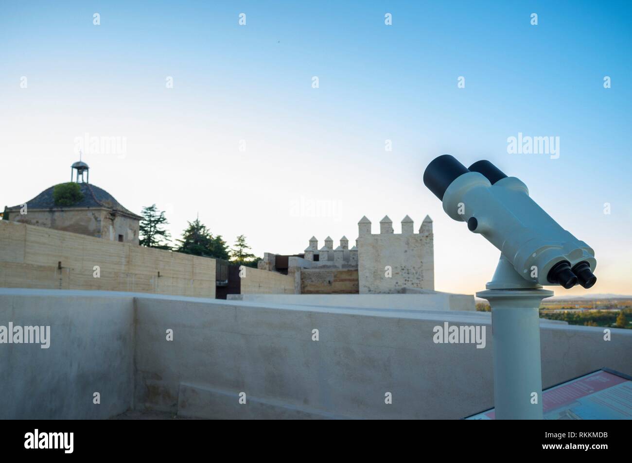 Telescopio turistico a Alcazaba di Badajoz, antica cittadella moresca, Estremadura, Spagna. Il tramonto. Foto Stock