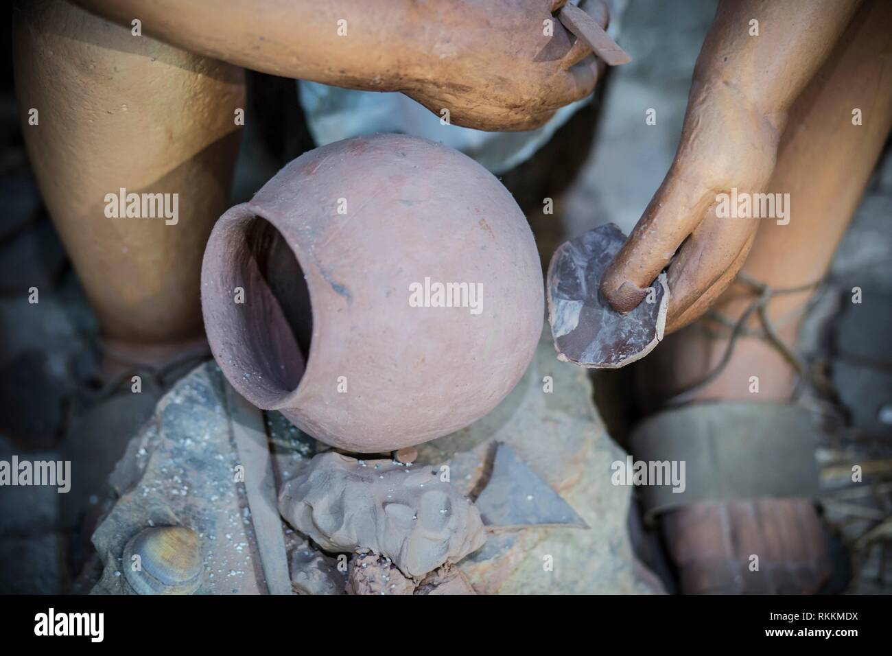 Life-scultura dimensioni dell'uomo preistorico decorazione ciotola di argilla Foto Stock