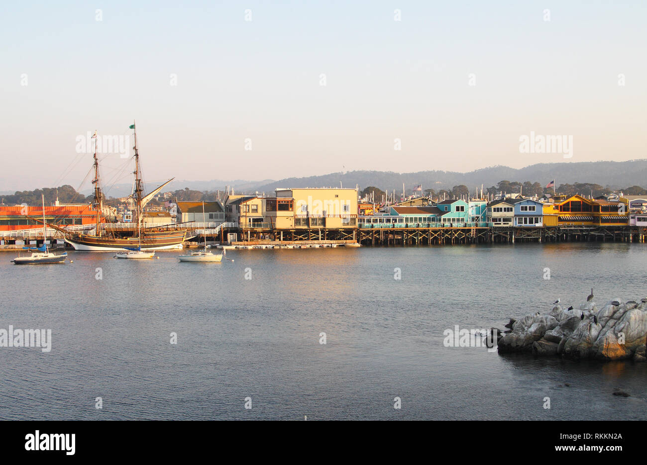 Vista del vecchio Pontile del Pescatore da Sister City Park, Monterey, California, Stati Uniti d'America Foto Stock