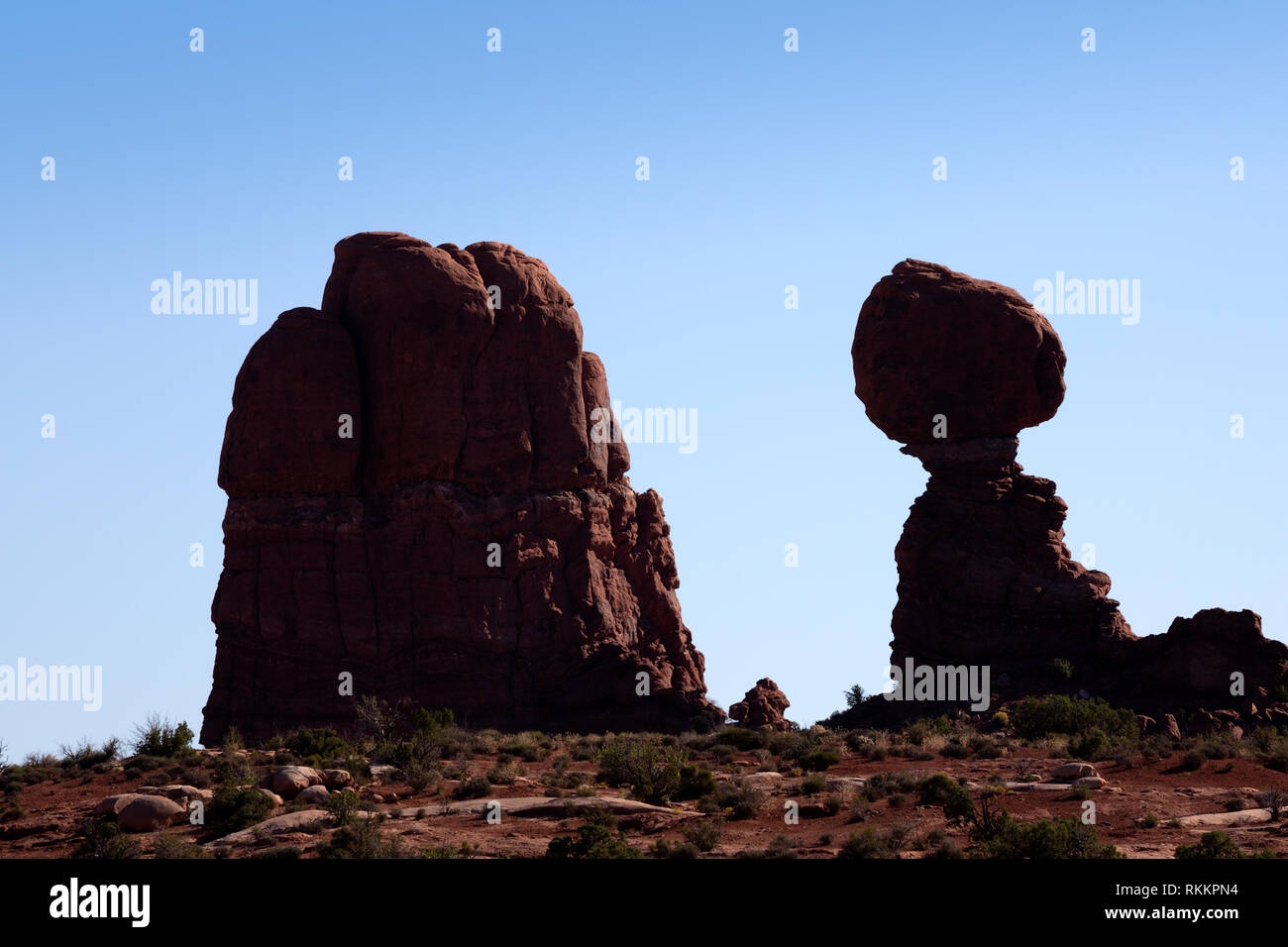 Una vista del paesaggio di roccia equilibrato, Arches National Park nello Utah, America Foto Stock